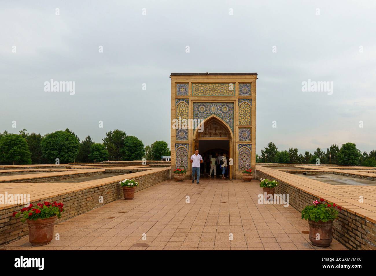 Visiteurs de l'observatoire Ulugh Beg à Samarkand, Ouzbékistan Banque D'Images