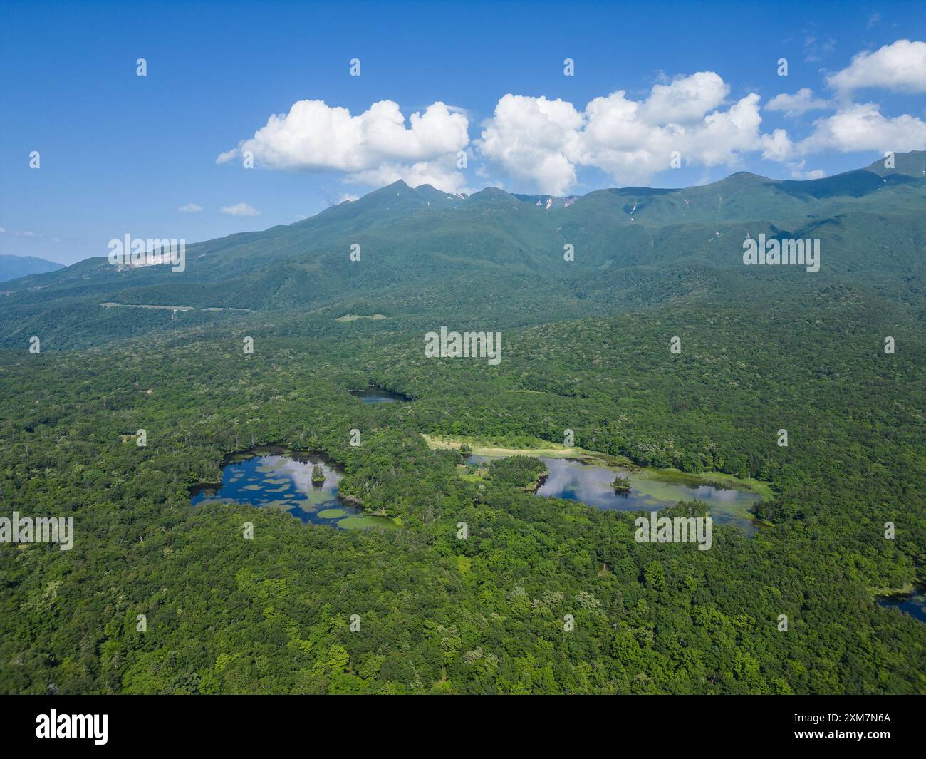 Shiretoko, Japon : vue aérienne par drone des cinq lacs de Shiretoko et côte spectaculaire de la mer d'Okhotsk dans la montagne Rausu à Hokkaido sur un su Banque D'Images