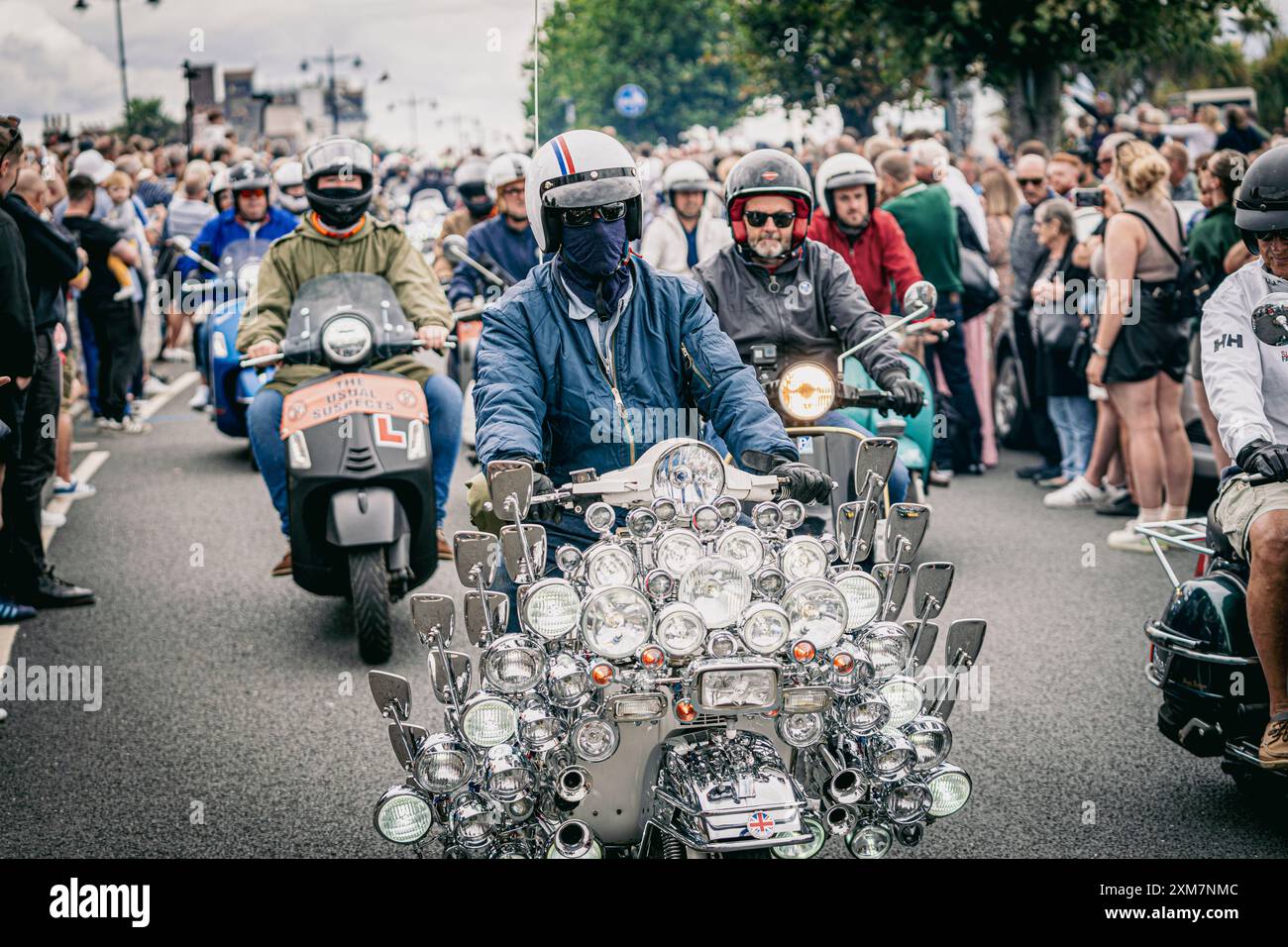 Rallye de scooter de l'île de Wight, Mods sur les motos Lambretta et Vespa à travers Ryde. Banque D'Images