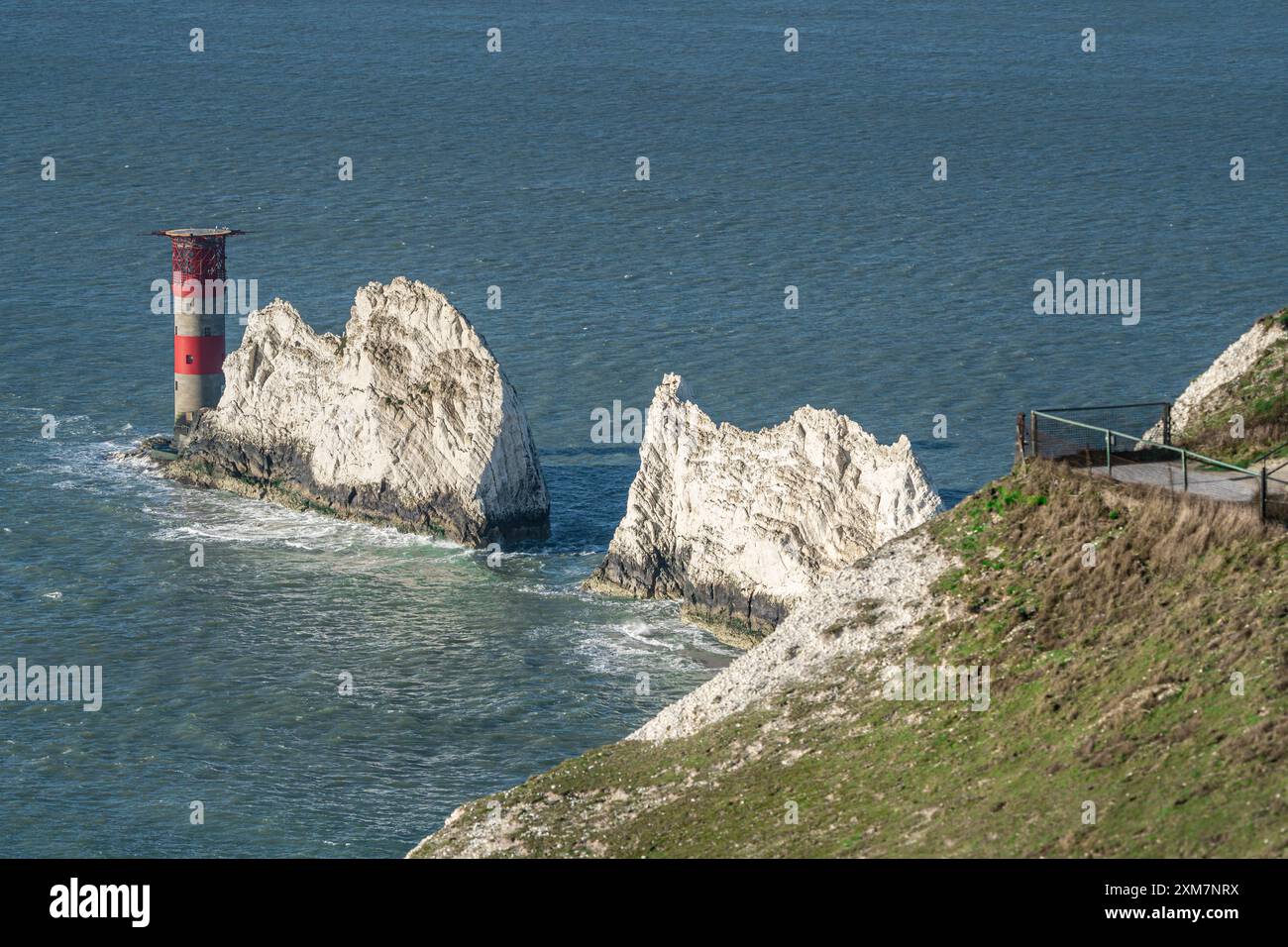 Les aiguilles avec phare et point de vue touristique. Banque D'Images