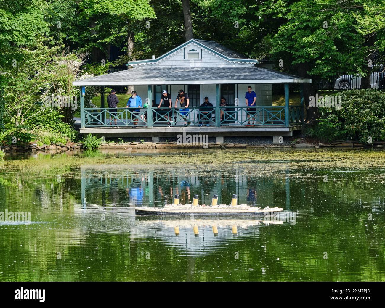 La station de pompage victorienne, sur l'étang dans les jardins publics de Halifax, avec la réplique du Titanic au premier plan Banque D'Images
