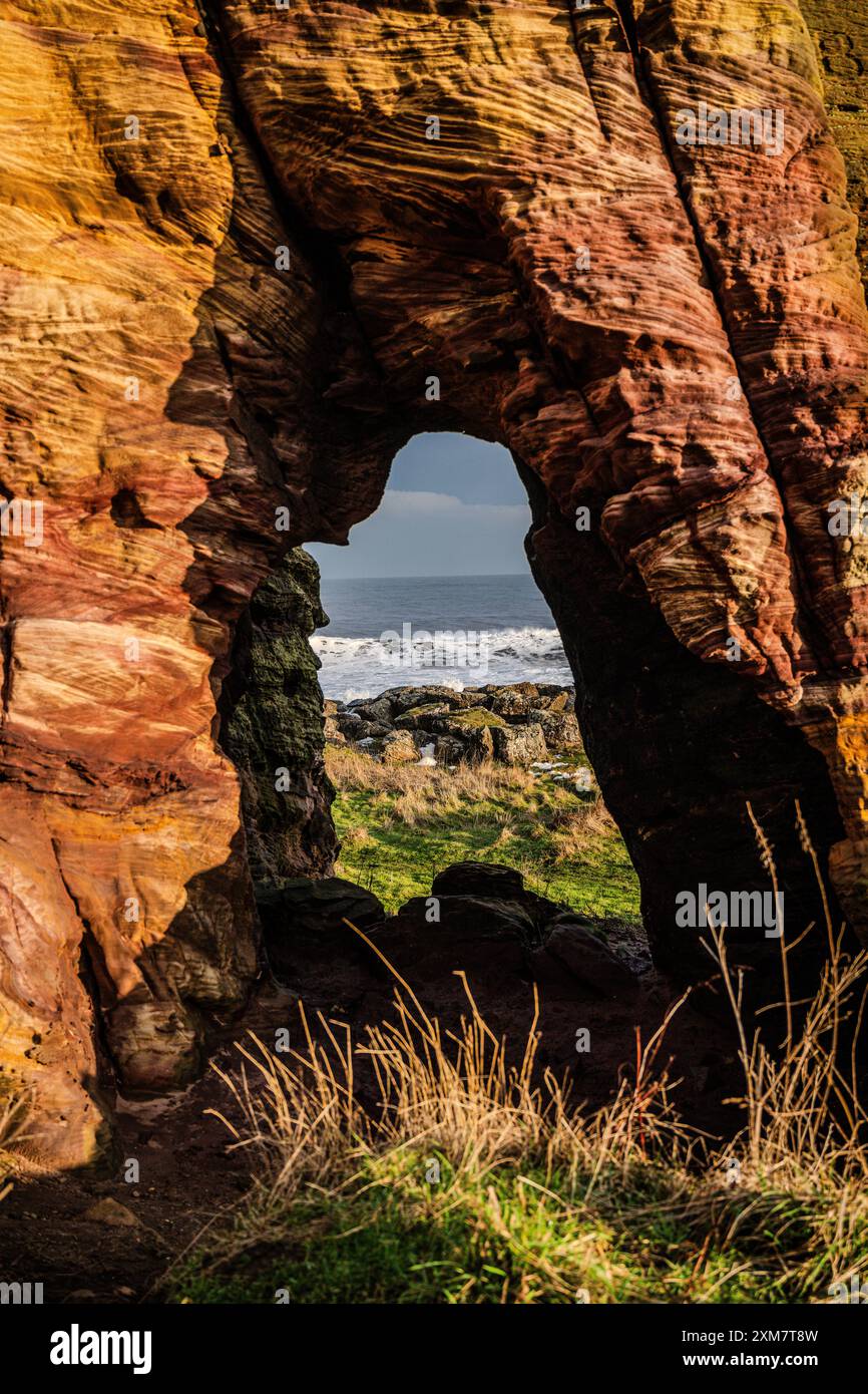 Arc de grès sur la route côtière de Fife, Écosse Banque D'Images