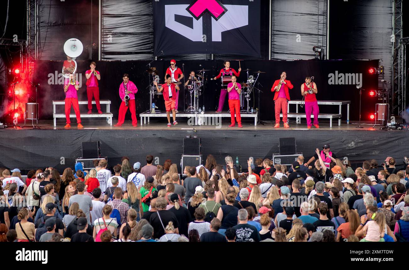 Dangast, Allemagne. 26 juillet 2024. De nombreux festivaliers assistent au concert « Moop Mama x Älice » au festival Watt en Schlick sur la plage de Dangast. Des milliers de visiteurs sont attendus au festival à guichet fermé en Frise ce week-end. Crédit : Hauke-Christian Dittrich/dpa/Alamy Live News Banque D'Images