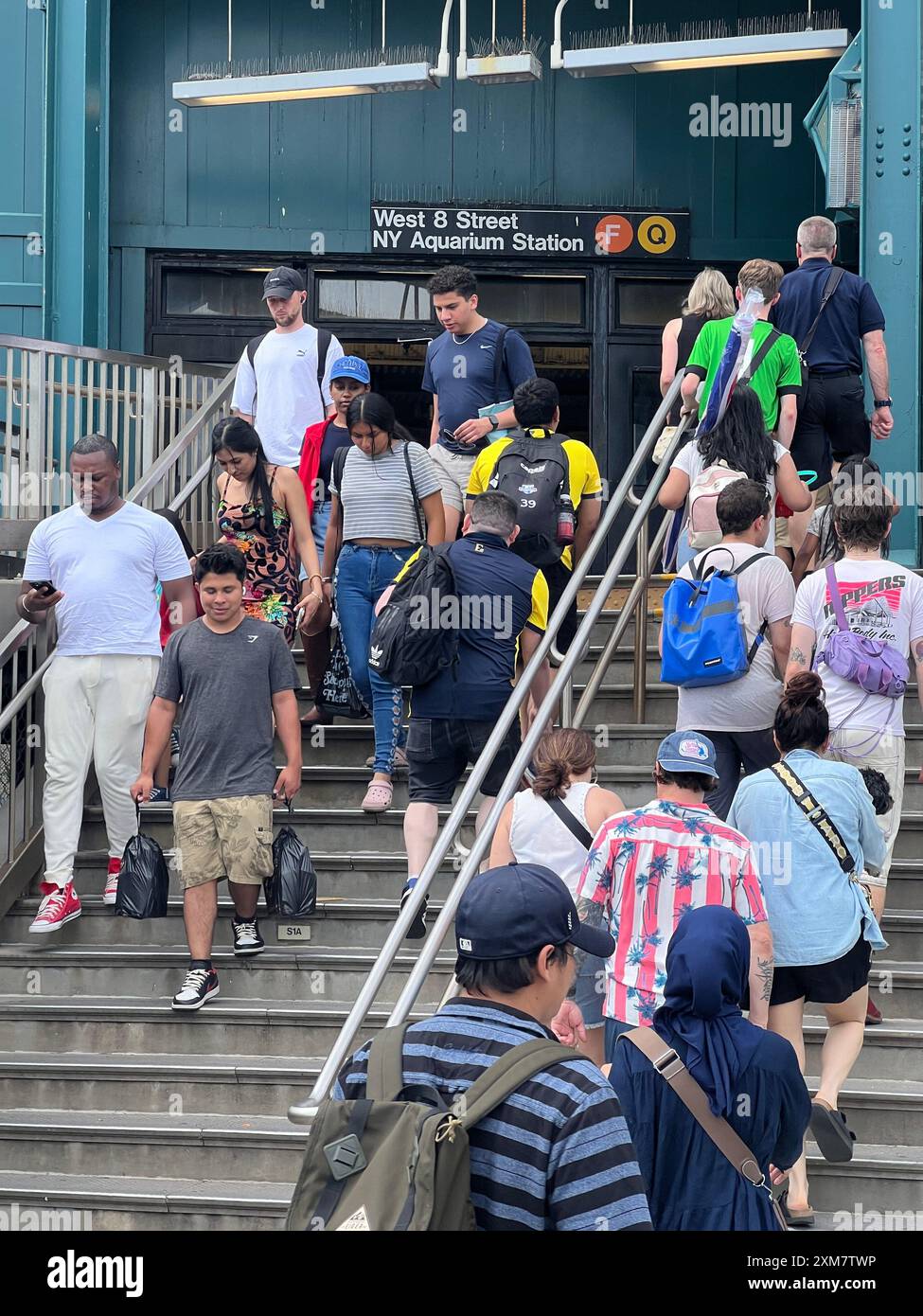 Les gens entrent et sortent de la station de métro West 8th Street par la plage près de Coney Island et Brighton Beach à Brooklyn, New York. Banque D'Images