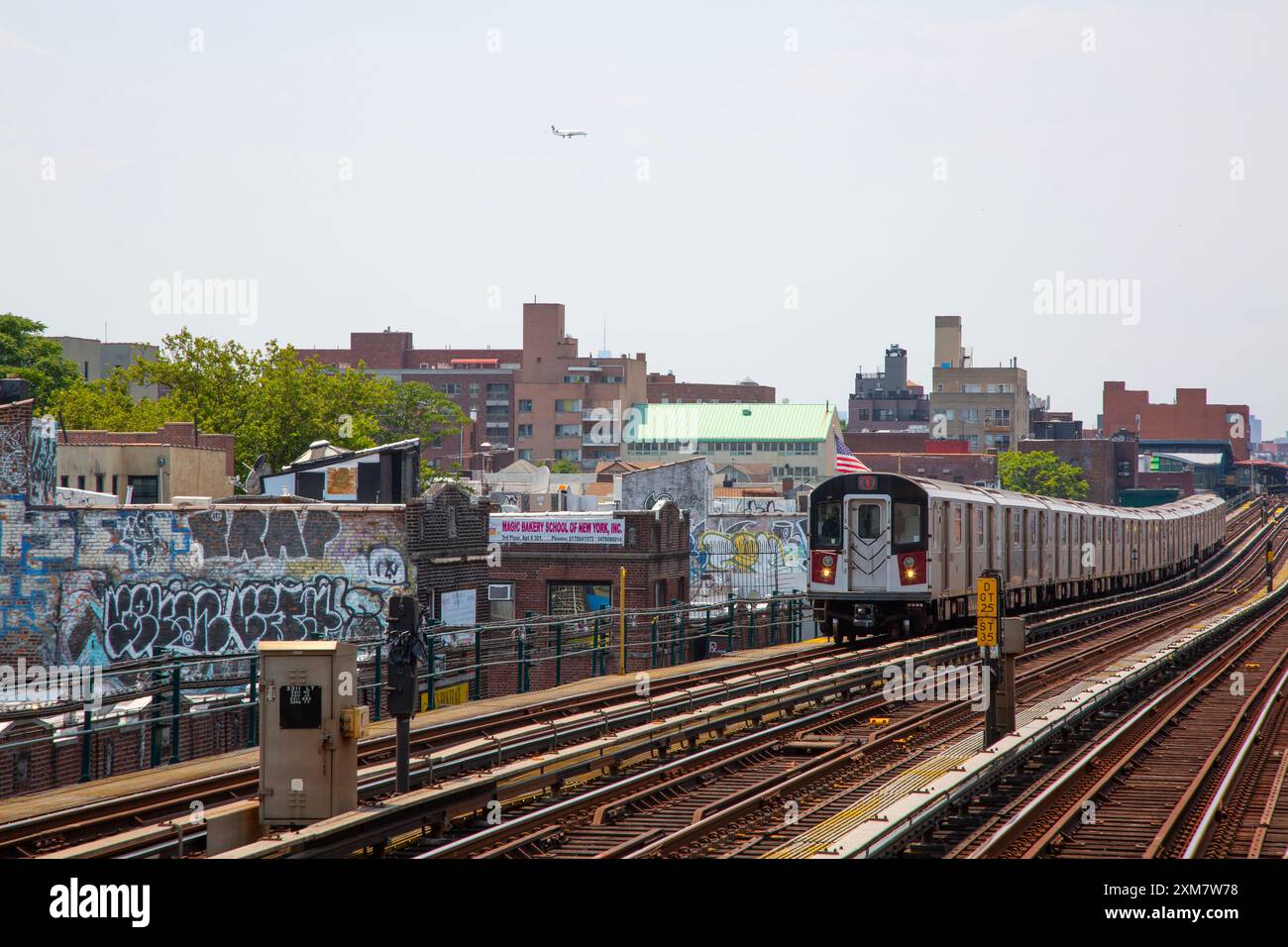 Train no 7 venant à la station de métro 82nd Street Roosevelt Avenue dans le Queens, New York. Banque D'Images