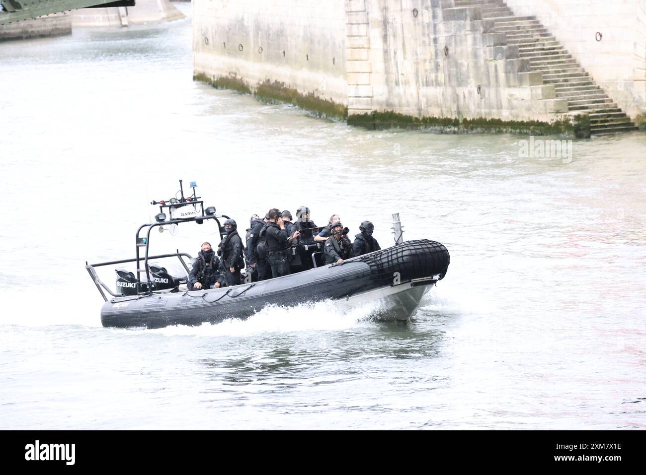 Paris, France. 26 juillet 2024. Cérémonies de pré-ouverture. Police dans des bateaux à moteur patrouillant le long de la Seine en prévision des cérémonies d'ouverture des Jeux Olympiques de Paris qui débuteront plus tard dans la soirée, crédit : Adam Stoltman/Alamy Live News Banque D'Images