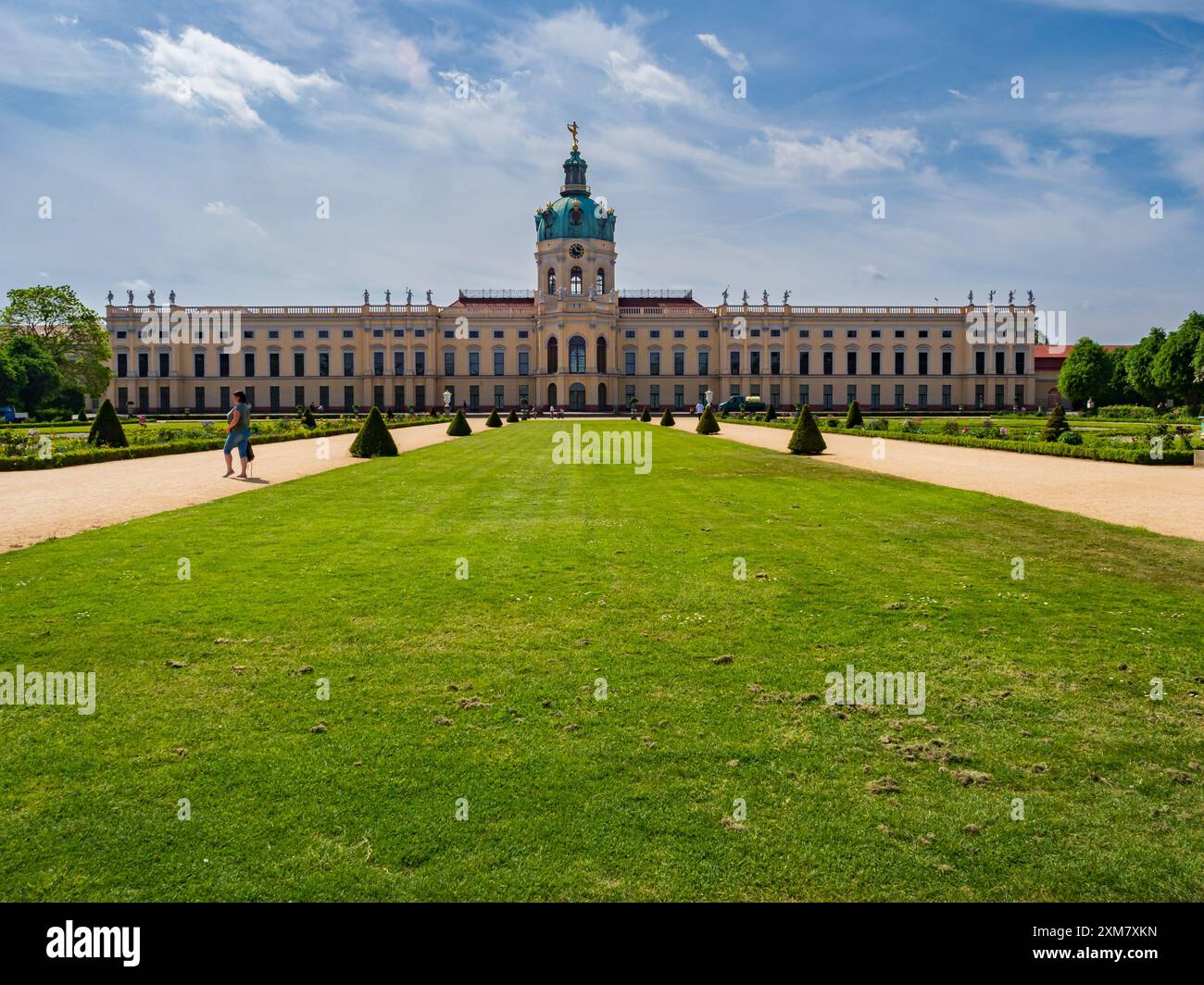 Berlin, Allemagne - mai 2022 : le palais de Charlottenburg (Schloss Charlottenburg) est un palais baroque, situé à Charlottenburg. Vue du côté jardin. Banque D'Images