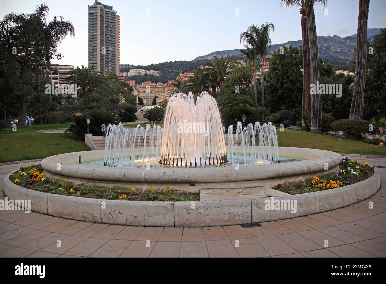 Monte Carlo, Monaco - 18 janvier 2012 : excursion d'une journée en hiver à la Fontaine d'eau ronde au Casino Square Park. Banque D'Images