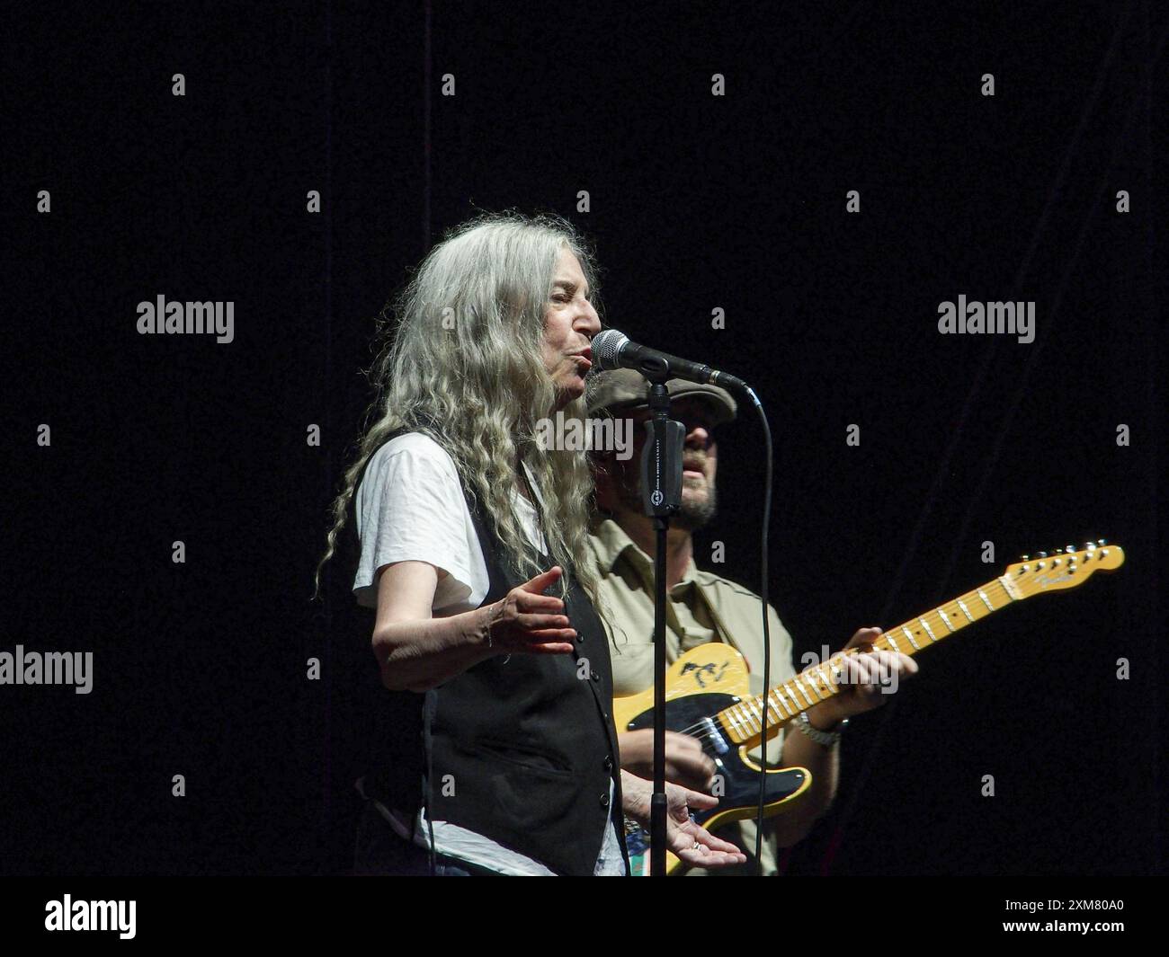 Vienne, Autriche, Autriche. 26 juillet 2024. L'auteur-compositeur-interprète américain PATTI SMITH se produit sur la scène extérieure du METAStadt, à Vienne, dans le cadre du PATTI SMITH QUARTET. Son fils, JACKSON SMITH, joue à la guitare à côté d'elle. Ils ont joué près d'une heure et demie, jouant ses classiques ainsi qu'en rendant hommage à son mari décédé, Fred Smith et au regretté chanteur Kurt Cobain. (Crédit image : © Bianca Otero/ZUMA Press Wire) USAGE ÉDITORIAL SEULEMENT! Non destiné à UN USAGE commercial ! Banque D'Images