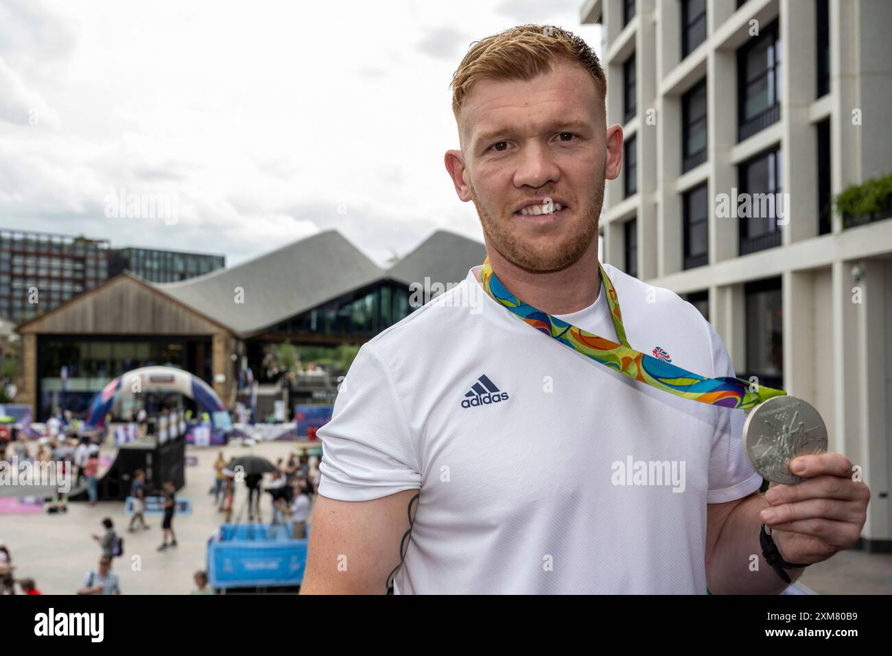 Londres, Royaume-Uni. 26 juillet 2024. Sam Cross, médaillé d’argent de l’équipe GB Rio 2016 en Rugby à sept, à la fanzone officielle de l’équipe GB King’s Cross pour l’ouverture des Jeux Olympiques de Paris 2024 à Lewis Cubitt Square. L’action des Jeux est montrée sur grand écran et les fans en visite peuvent également profiter de DJ sets en direct, de la chance de s’essayer à des activités sur le thème olympique, et d’un programme de divertissement sur scène, y compris des questions et réponses et des célébrations de médailles avec les athlètes de retour de l’équipe GB. King’s Cross est l’une des dix fanzones Team GB qui ont été mises en place à travers le Royaume-Uni. Credit : Stephen Chung / Alamy Live News Banque D'Images