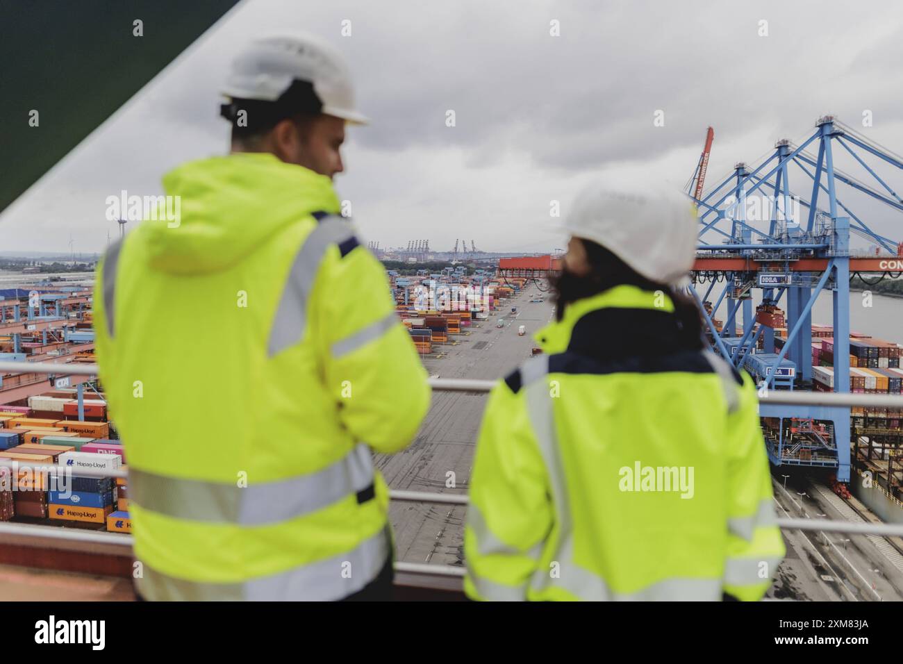 R-l Annalena Baerbock Buendnis 90/Die Gruenen, Bundesaussenministerin, und Patrick Krawutschke, Geschaeftsfuehrer des Container Terminals Altenwerder, aufgenommen im Rahmen eines Besuches einer Container-Bruecke des Container-Terminals Altenwerder waehrend der Deutschlandreise der Aussenministerin in in in, 26.07.2024. / Fotografiert im Auftrag des Auswaertigen AMTES. Hamburg Deutschland *** R l Annalena Baerbock Buendnis 90 Die Gruenen , ministre fédéral des Affaires étrangères, et Patrick Krawutschke, directeur général du terminal à conteneurs Altenwerder, photographiés lors d'une visite d'un portique à conteneurs c Banque D'Images