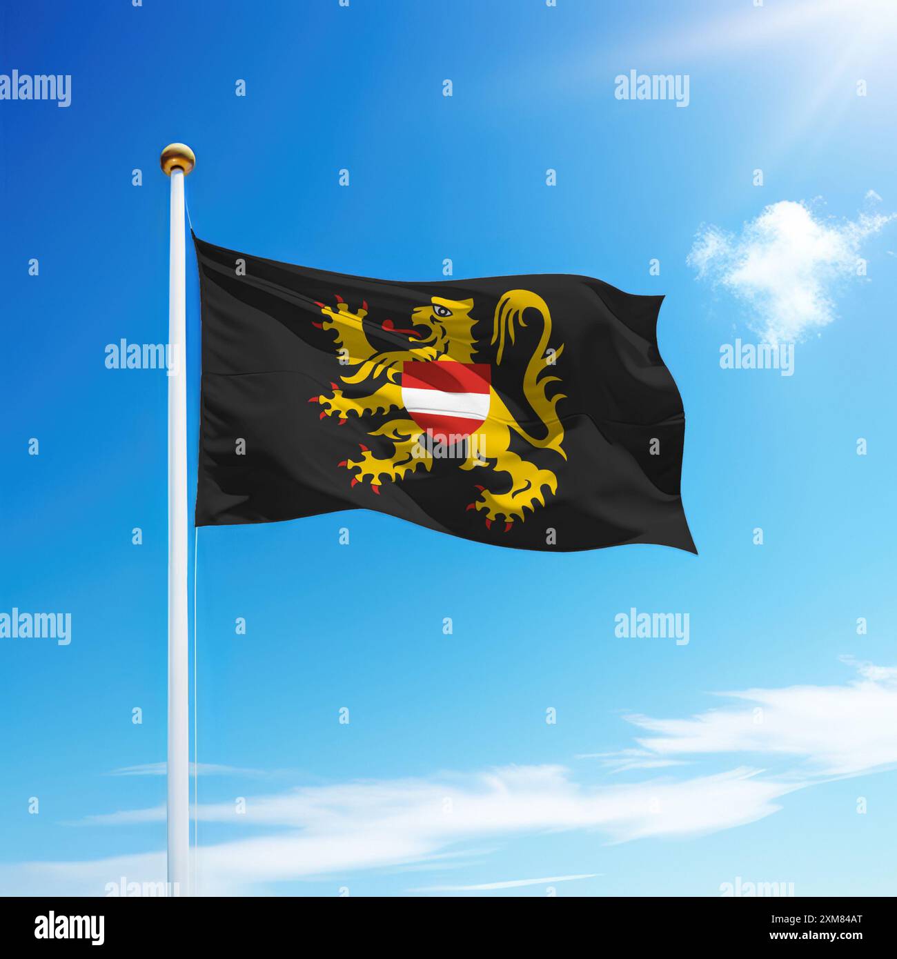 Agitant drapeau du Brabant flamand est une province de Belgique sur mât de drapeau avec fond de ciel. Banque D'Images