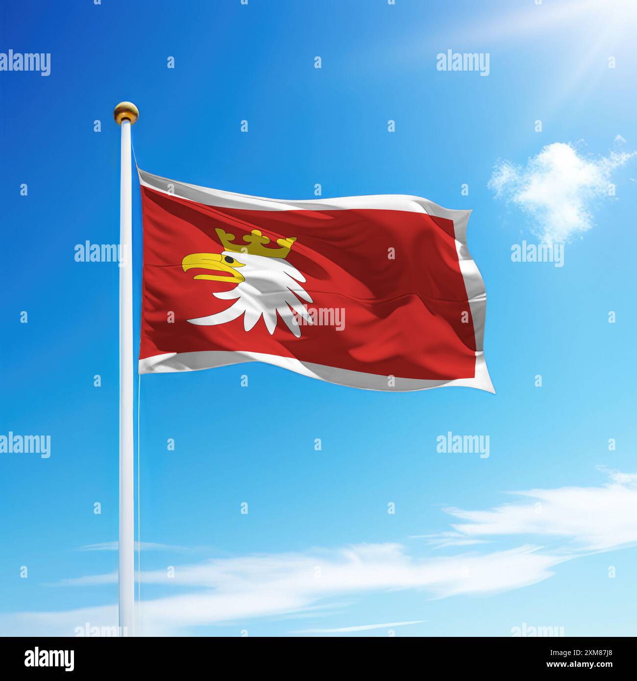 Agitant drapeau de Warmia-Masuria est une région de Pologne sur mât de drapeau avec fond de ciel. Banque D'Images