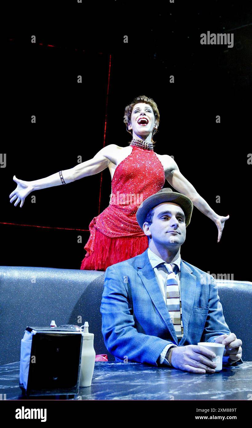 Anna-Jane Casey (Charity Hope Valentine), John Marquez (Oscar Lindquist) en CHARITÉ DOUCE au Crucible Theatre, Sheffield, Angleterre 17/12/2002 livre : Neil Simon musique : CY Coleman paroles : Dorothy Fields design : Robert Jones éclairage : Tim Mitchell chorégraphe : Karen Bruce réalisateur : Timothy Sheader Banque D'Images