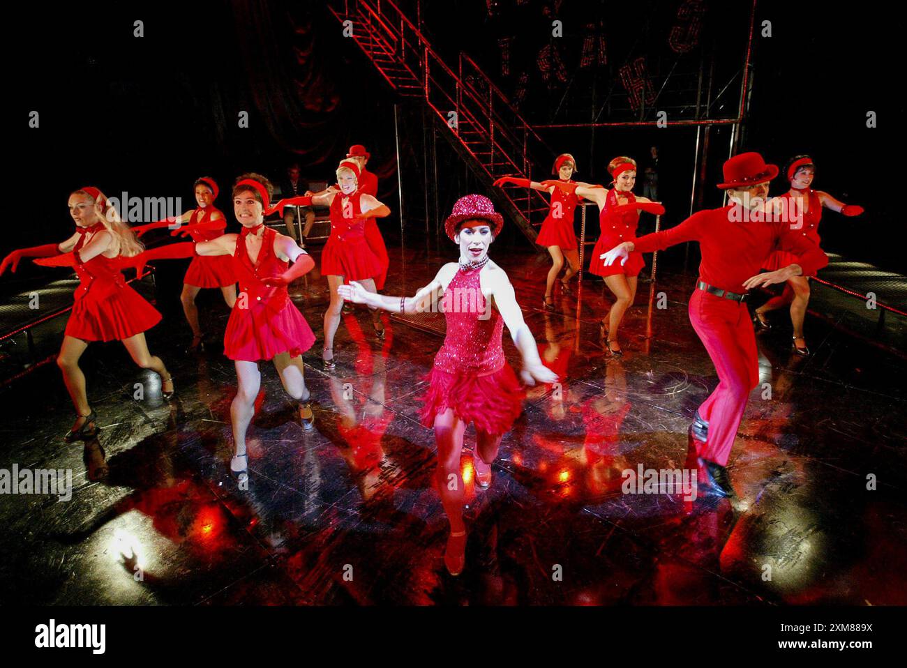 Centre : Anna-Jane Casey (Charity Hope Valentine) en CHARITÉ DOUCE au Crucible Theatre, Sheffield, Angleterre 17/12/2002 livre : Neil Simon musique : CY Coleman paroles : Dorothy Fields design : Robert Jones éclairage : Tim Mitchell chorégraphe : Karen Bruce réalisateur : Timothy Sheader Banque D'Images
