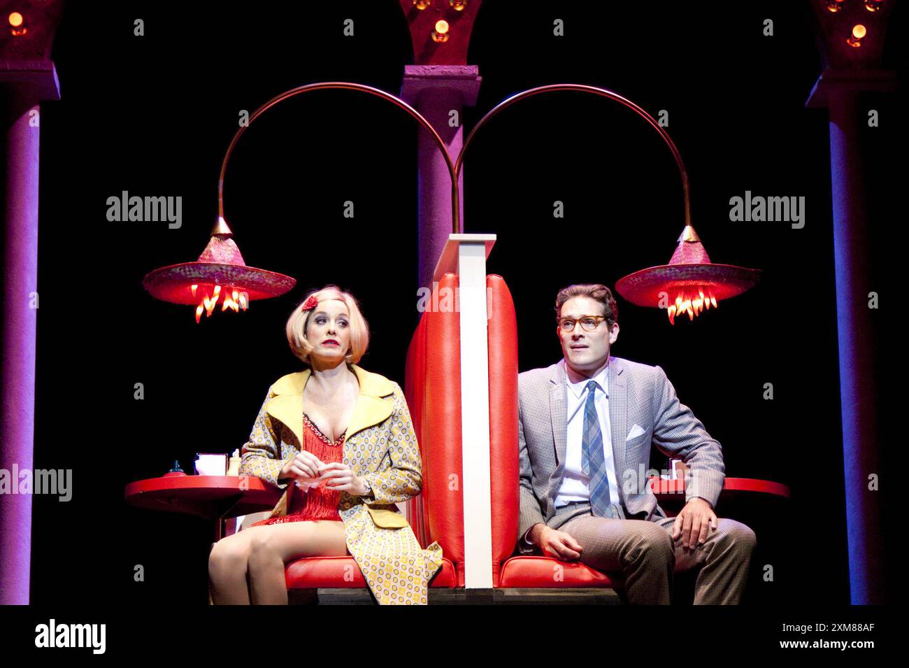 Barney's Chilli Hacienda : Tamzin Outhwaite (Charity Hope Valentine), Mark Umbers (Oscar Lindquist) in SWEET CHARITY at the Theatre Royal Haymarket, Londres SW1 04/05/2010 a Menier Chocolate Factory 2009 livre de production : Neil Simon musique : CY Coleman paroles : Dorothy Fields Set design : Tim Shortall costumes : Matthew Wright éclairage : David Howe chorégraphe: Stephen Mear réalisateur : Matthew White Banque D'Images