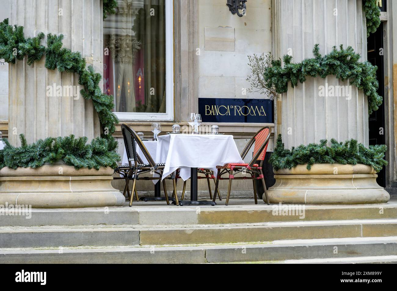 Table vide à l'extérieur du restaurant Banca Di Roma, Royal Exchange Square, Glasgow, Écosse, Royaume-Uni, Europe Banque D'Images