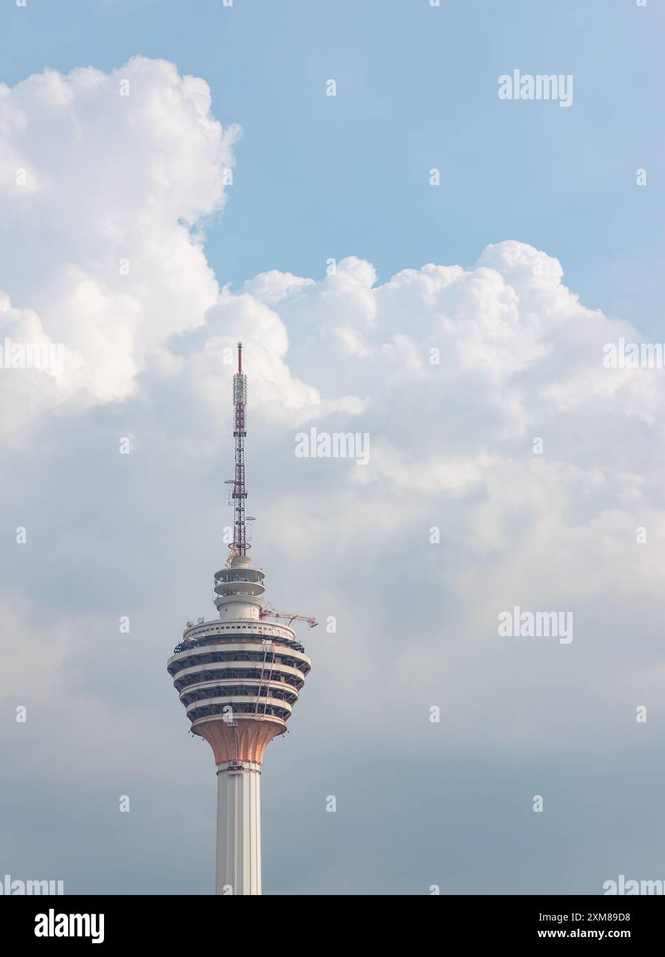 Une photo de la partie supérieure de la tour Menara Kuala Lumpur. Banque D'Images