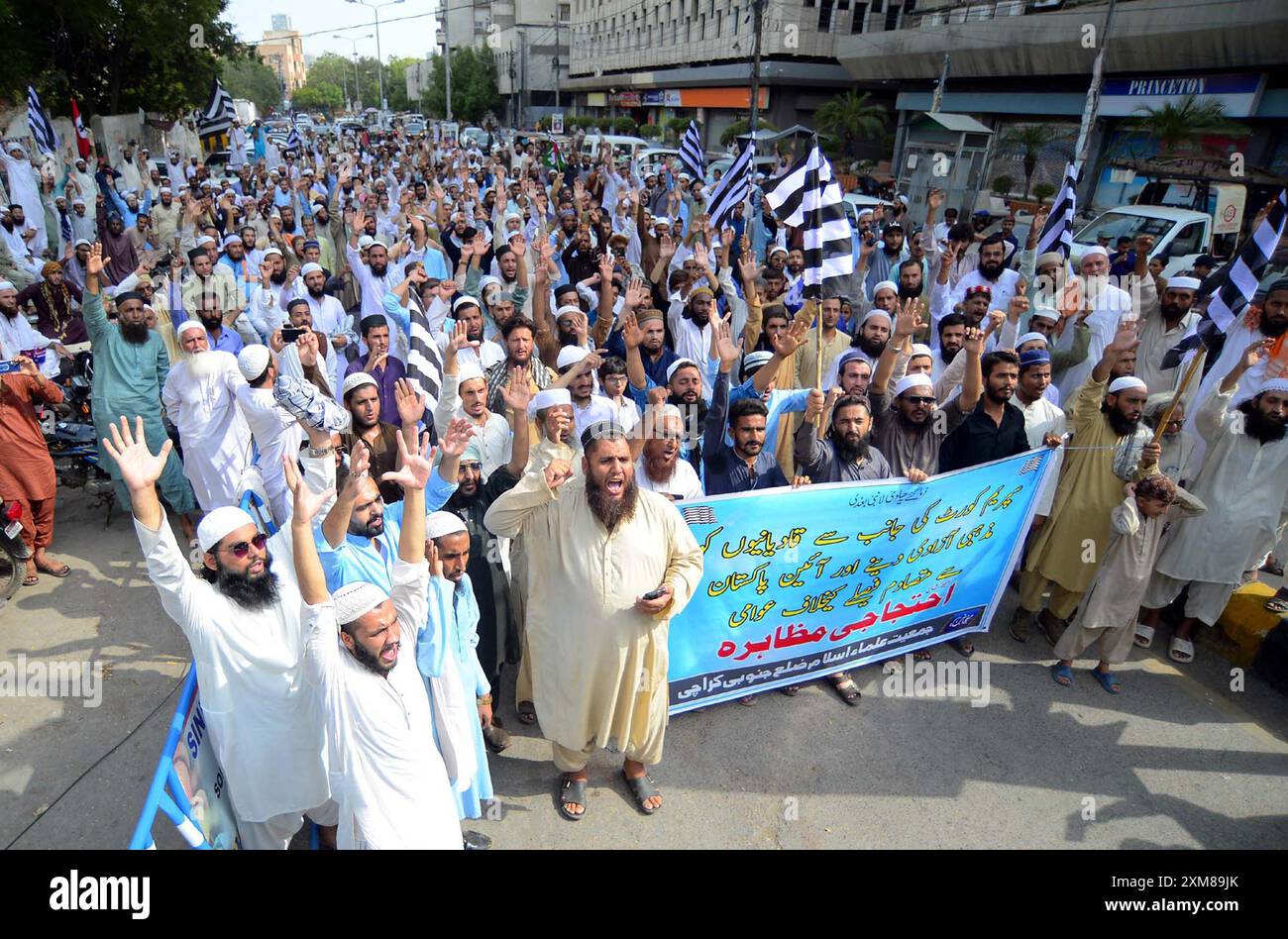 Des militants de Jamiat Ulema-e-Islam (Jui-F) organisent une manifestation de protestation contre la décision de la Cour suprême dans l'affaire Mubarak Sani, au club de presse de Karachi le vendredi 26 juillet 2024. Banque D'Images