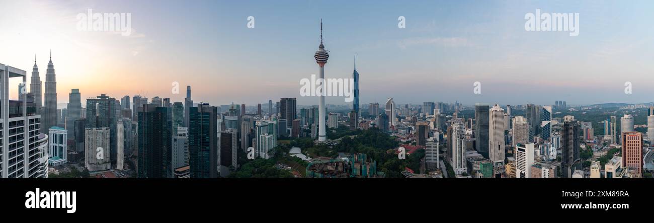 Une photo panoramique du centre-ville de Kuala Lumpur, avec les tours jumelles Petronas à l'extrême gauche, et les tours Menara Kuala Lumpur et Merdeka 118 sur la Banque D'Images