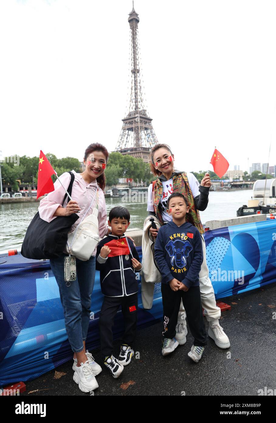 Paris, France. 26 juillet 2024. Des spectateurs chinois posent pour une photo avant la cérémonie d'ouverture des Jeux Olympiques de Paris 2024 à Paris, France, le 26 juillet 2024. Crédit : Huang Zongzhi/Xinhua/Alamy Live News Banque D'Images