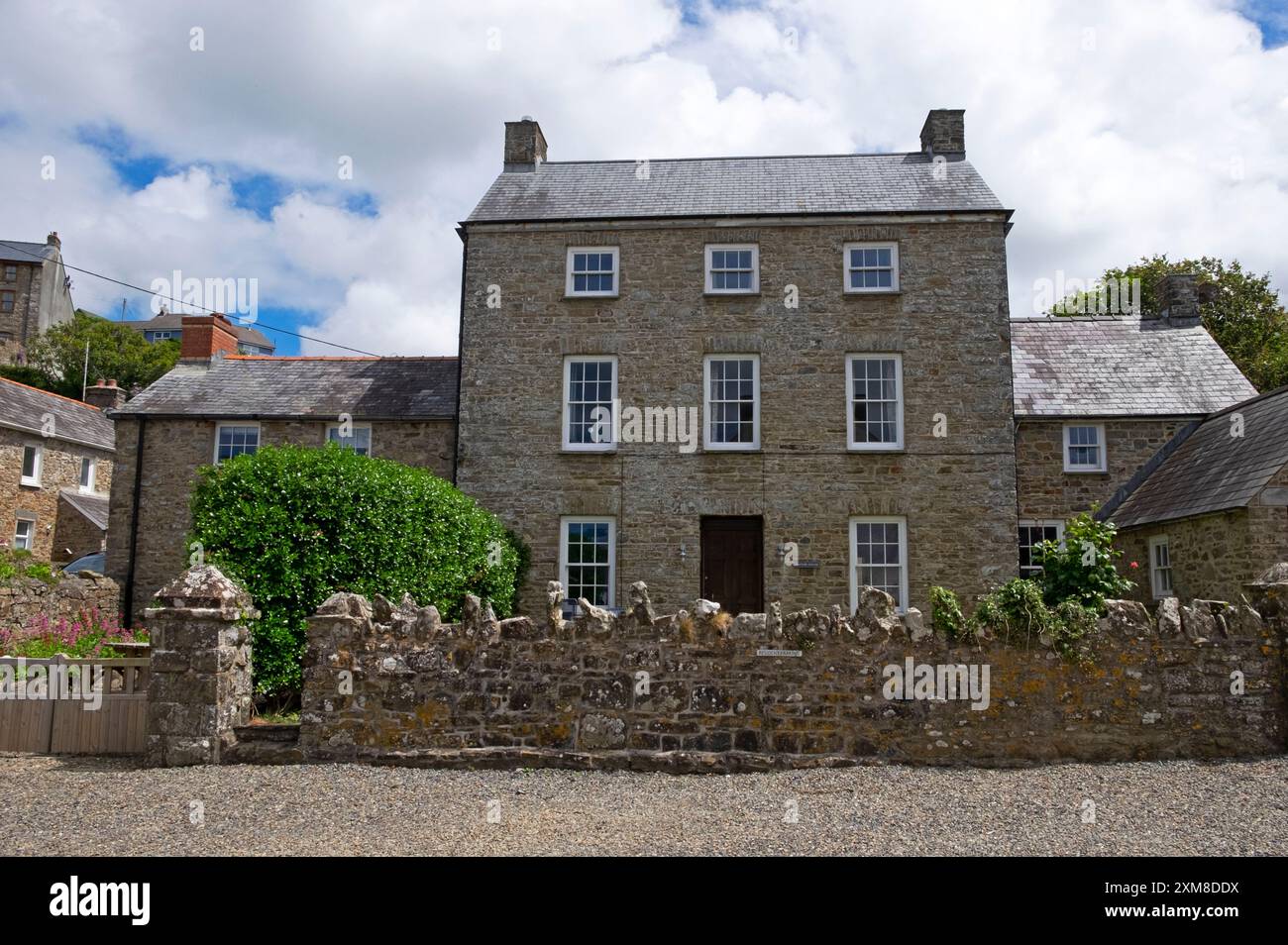 Façade vue extérieure de la grande maison en pierre maison de maître devant à Little Haven Pembrokeshire pays de Galles Royaume-Uni Grande-Bretagne KATHY DEWITT Banque D'Images