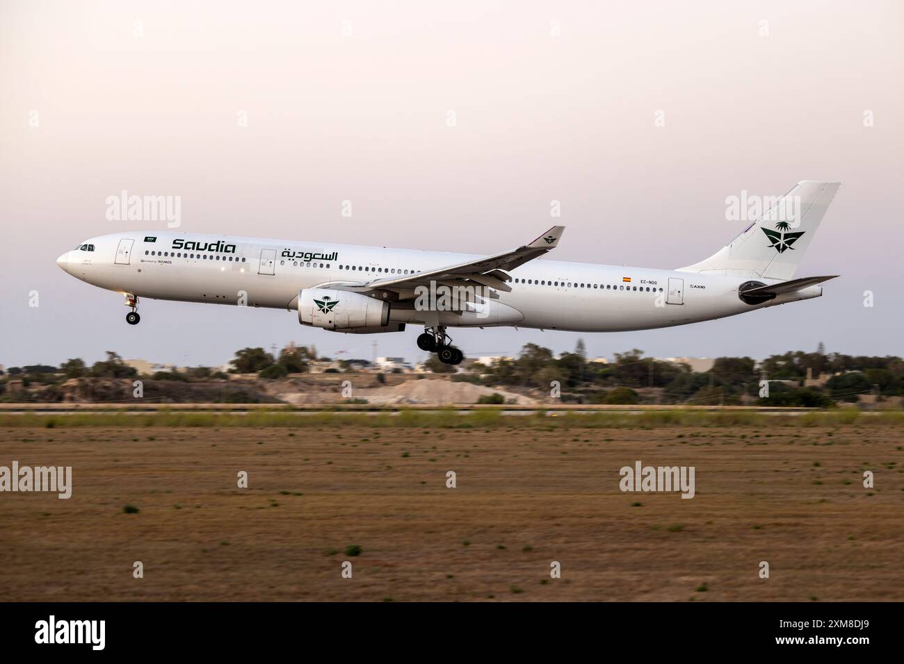 Saudi Arabian Airlines (Wamos Air) Airbus A330-343 (REG : EC-NOG) dans une nouvelle palette de couleurs. Banque D'Images Saudi Arabian Airlines (Wamos Air) Airbus A330-343 (REG : EC-NOG) dans une nouvelle palette de couleurs. Banque D'Images