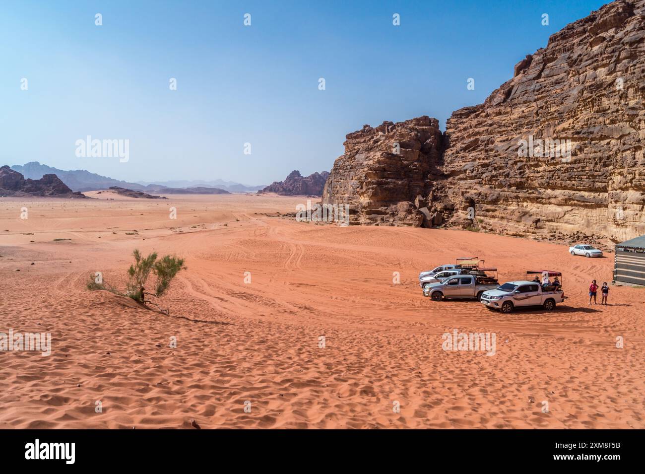 Touristes dans des jeeps à 4 roues motrices sur une promenade dans le désert, Wadi Rum, Jordanie Banque D'Images