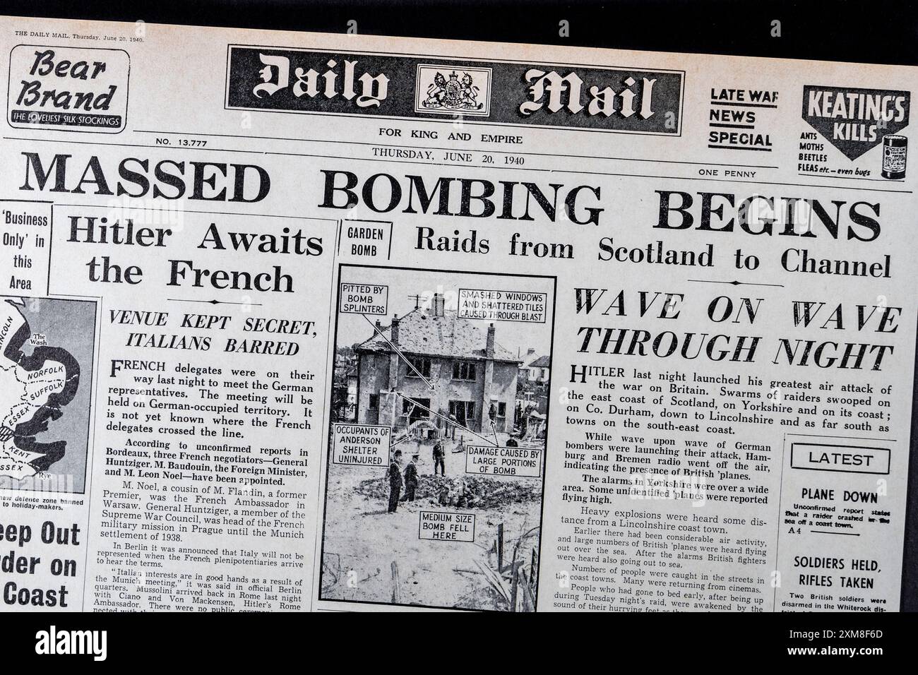 Titre "massed Bombing Begins" en première page du Daily mail (réplique), le 20 juin 1940, suite à la bataille de France. Banque D'Images