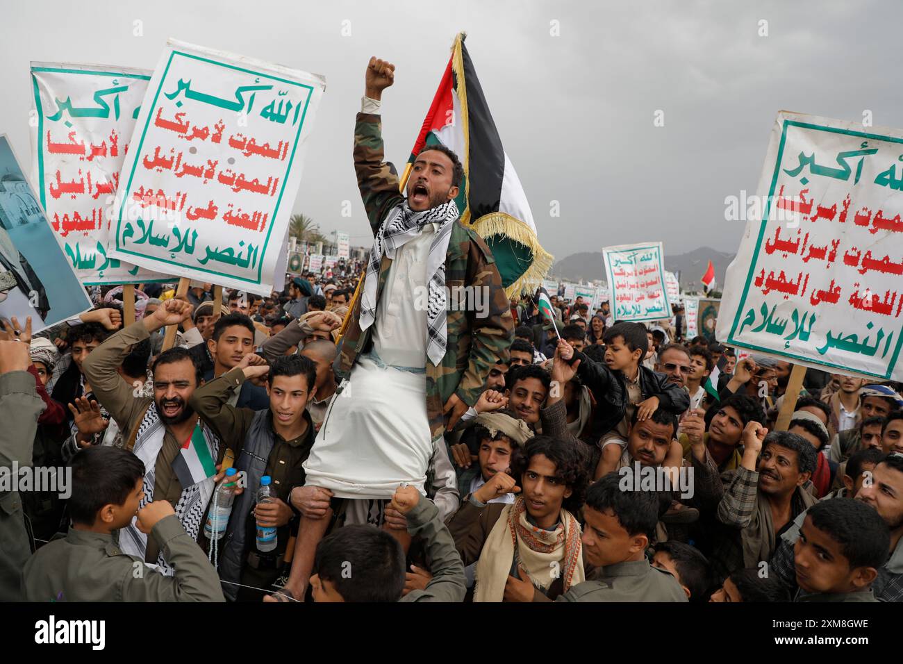 Sanaa, Yémen. 26 juillet 2024. Des partisans houthis manifestent contre les États-Unis et Israël, à Sanaa, Yémen, le 26 juillet 2024. Crédit : Hamza Ali/Alamy Live News Banque D'Images