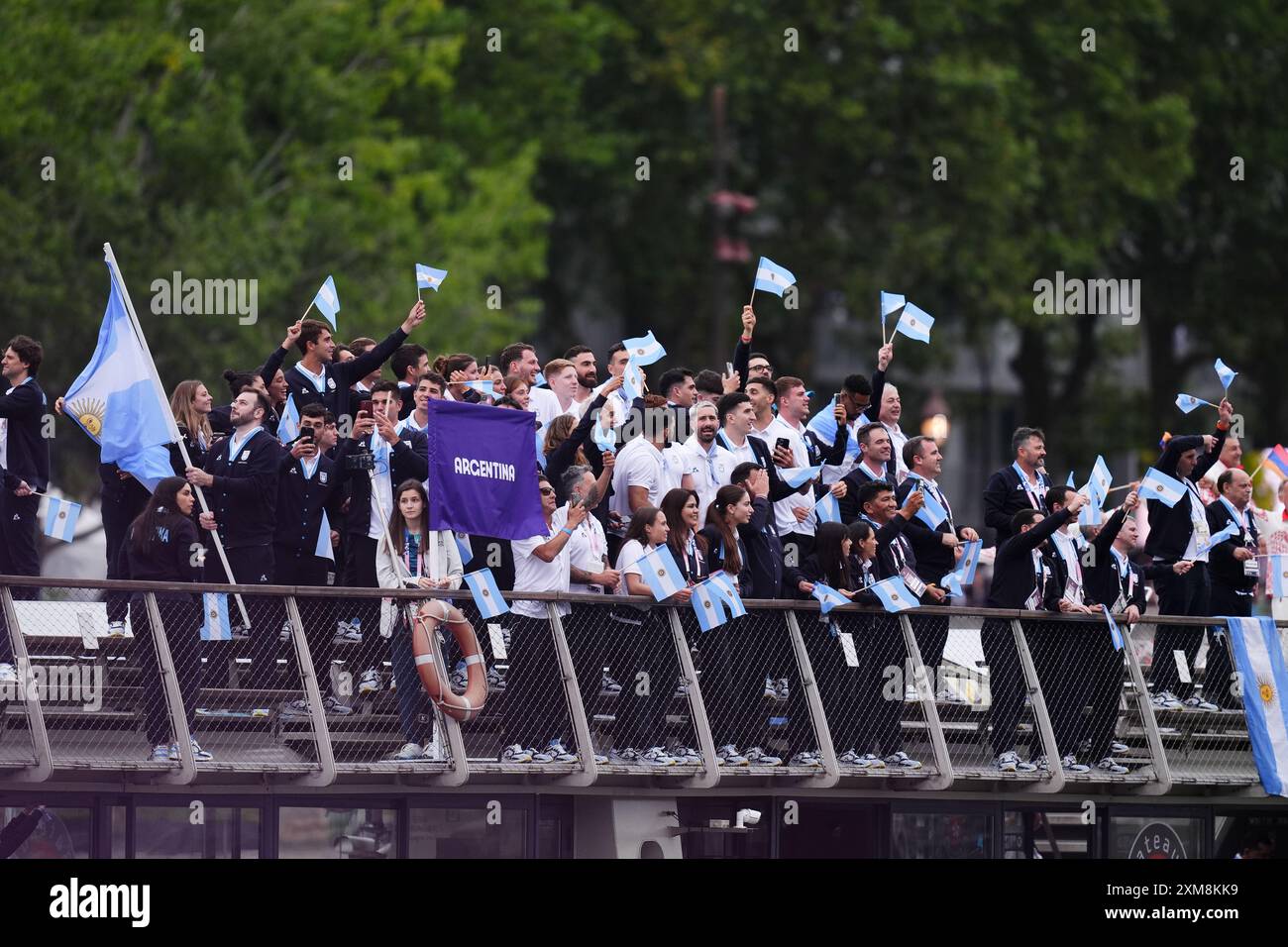 L’équipe olympique Argentine lors de la cérémonie d’ouverture des Jeux Olympiques de Paris 2024 en France. Date de la photo : vendredi 26 juillet 2024. Banque D'Images