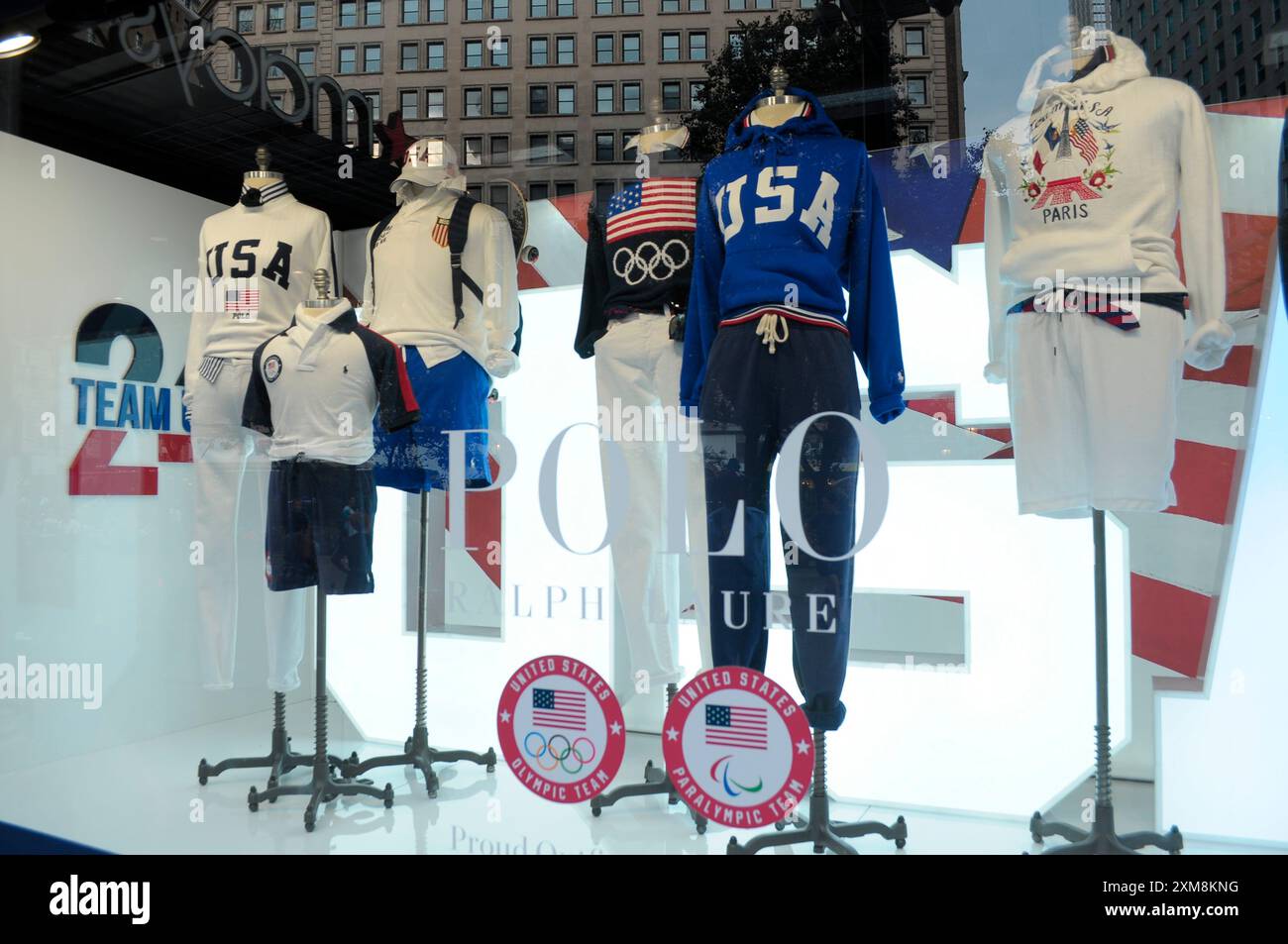 Le vêtement olympique Team USA conçu par Polo Ralph Lauren pour les prochains Jeux olympiques de Paris 2024 est vu au Macy's à Herald Square, Manhattan, New York. Banque D'Images