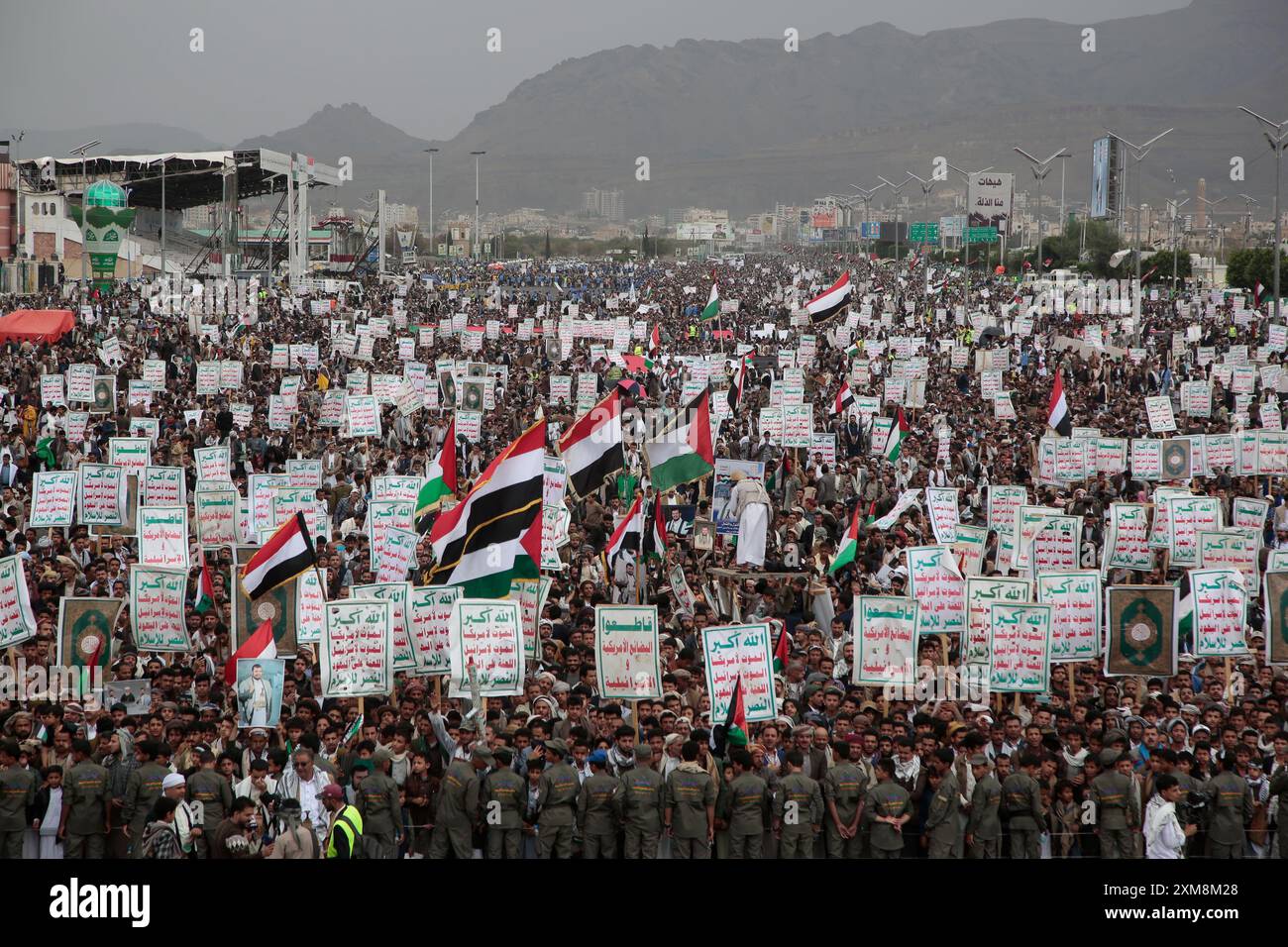 Sanaa, Yémen. 26 juillet 2024. Des partisans houthis manifestent contre les États-Unis et Israël, à Sanaa, Yémen, le 26 juillet 2024. Crédit : Hamza Ali/Alamy Live News Banque D'Images