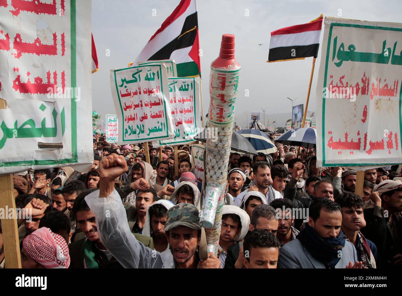 Sanaa, Yémen. 26 juillet 2024. Des partisans houthis manifestent contre les États-Unis et Israël, à Sanaa, Yémen, le 26 juillet 2024. Crédit : Hamza Ali/Alamy Live News Banque D'Images