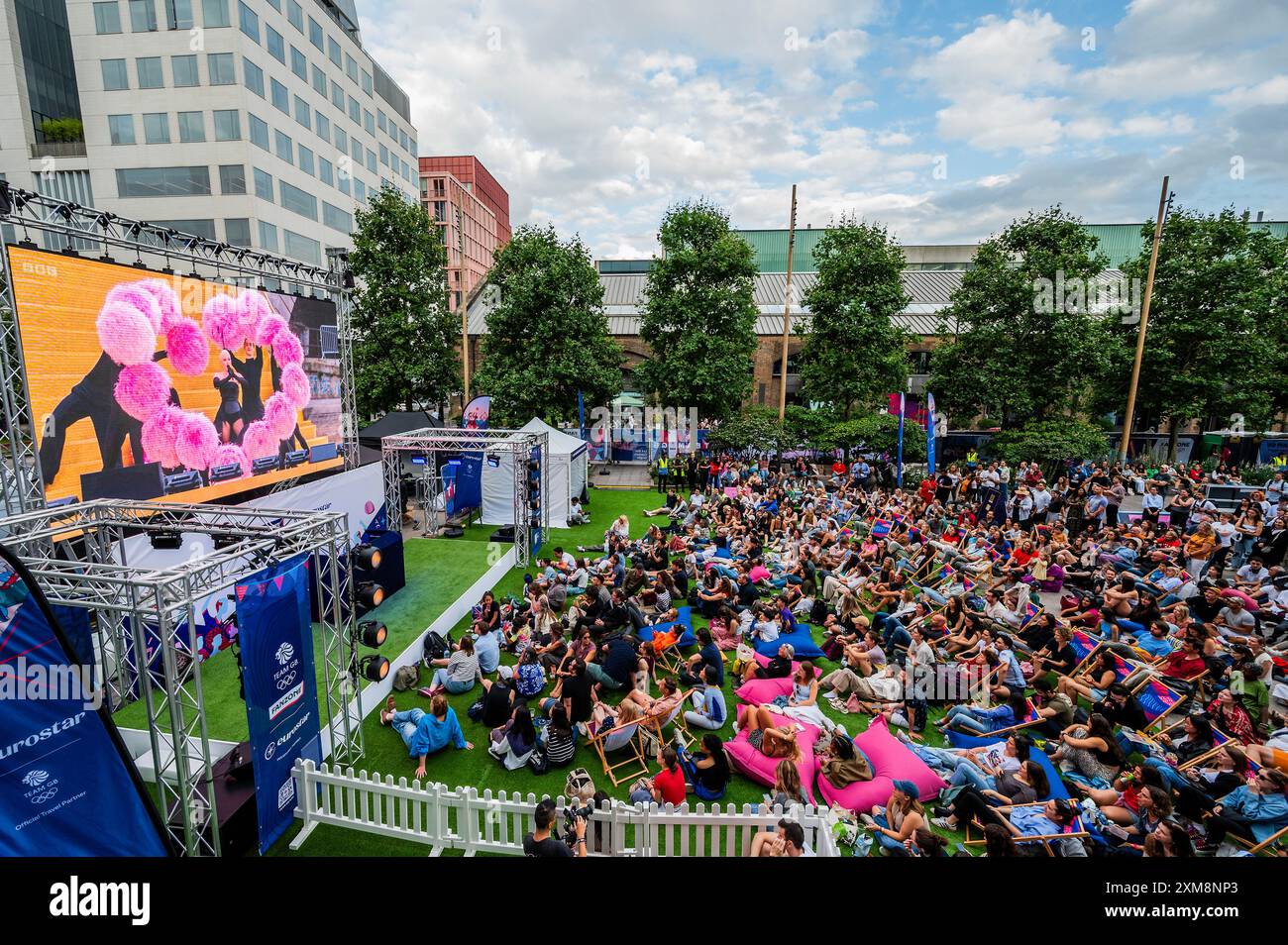 Londres, Royaume-Uni. 26 juillet 2024. Lady Gaga divertit la foule - Une foule nombreuse regarde la cérémonie d'ouverture des Jeux Olympiques de 2024 dans la zone officielle des fans de l'équipe GB située à Kings Cross, Londres. Crédit : Guy Bell/Alamy Live News Banque D'Images
