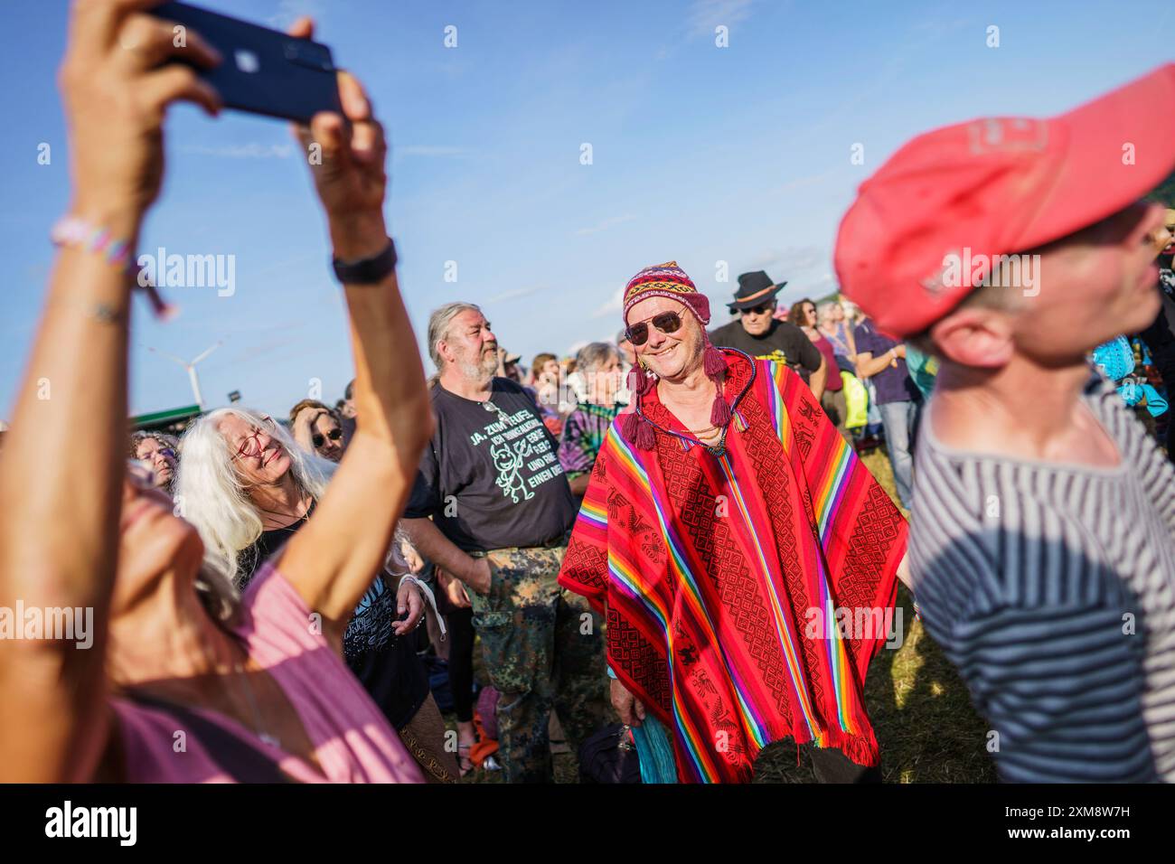 Breitenbach, Allemagne. 26 juillet 2024. Les visiteurs dansent au son de la musique live. Le Burg-Herzberg-Festival est un festival de musique et de littérature de la culture hippie de la Hesse orientale. Avec plus de 10 000 visiteurs, l'événement est le plus ancien (depuis 1968) et le plus grand festival hippie en plein air d'Europe. Crédit : Andreas Arnold/dpa/Alamy Live News Banque D'Images