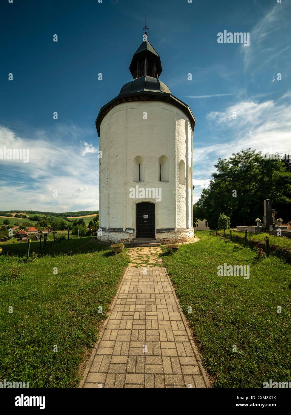 Église ronde d'Arpad âges et cimetière à Kallosd, Hongrie Banque D'Images