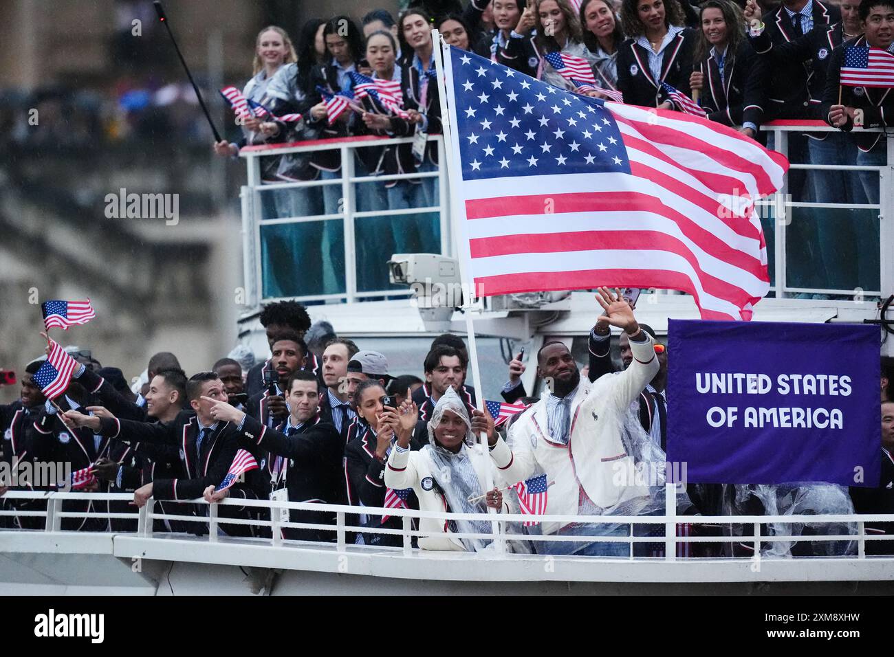 Team United States of America et les porte-drapeaux Coco Gauff et Lebron James lors de la cérémonie d’ouverture des Jeux Olympiques de Paris 2024 en France. Date de la photo : vendredi 26 juillet 2024. Banque D'Images