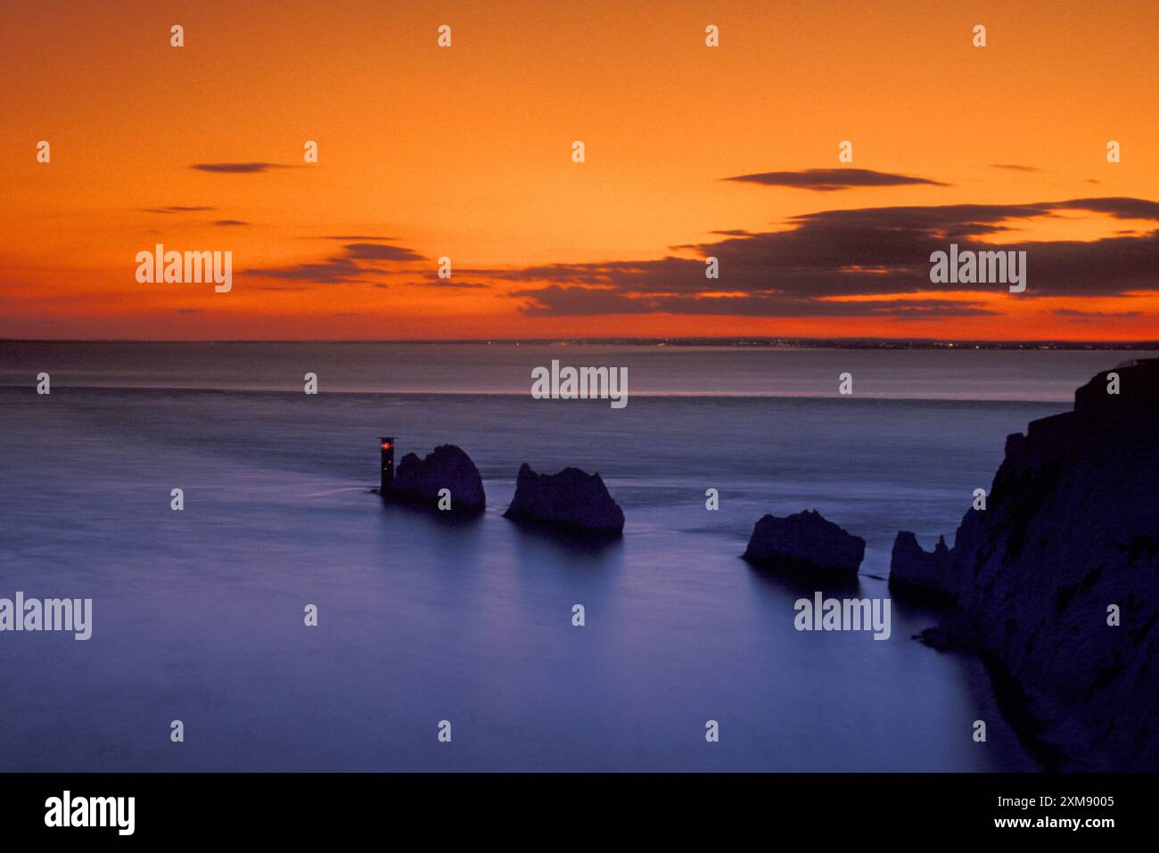 Coucher de soleil, rochers Needles et phare à Alum Bay, île de Wight, Angleterre Banque D'Images