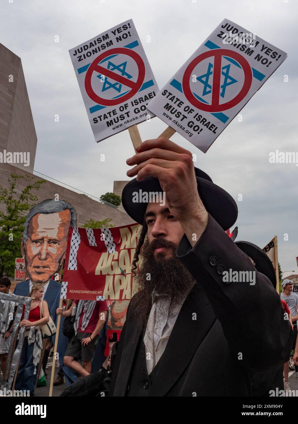 Washington, District de Columbia, États-Unis. 24 juillet 2024. Un membre de Neturei Karta (NK), un groupe anti-sioniste ultra-orthodoxe international, tient des signes montrant son soutien au judaïsme tout en dénonçant l'existence de l'État d'Israël et du sionisme. Il a été rejoint par d'autres membres de Neturei Karta lors d'un rassemblement pour protester contre la guerre en cours à Gaza et la comparution du premier ministre Benjamin Netanyahu devant une session conjointe du Congrès. (Crédit image : © Sue Dorfman/ZUMA Press Wire) USAGE ÉDITORIAL SEULEMENT! Non destiné à UN USAGE commercial ! Banque D'Images