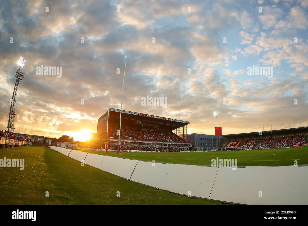 Hull, Royaume-Uni. 26 juillet 2024. Couchers de soleil sur le stade *** lors du match de Super League entre Hull KR et London Broncos au Sewell Group Craven Park, Hull, Royaume-Uni le 26 juillet 2024. Photo de Simon Hall. Utilisation éditoriale uniquement, licence requise pour une utilisation commerciale. Aucune utilisation dans les Paris, les jeux ou les publications d'un club/ligue/joueur. Crédit : UK Sports pics Ltd/Alamy Live News Banque D'Images