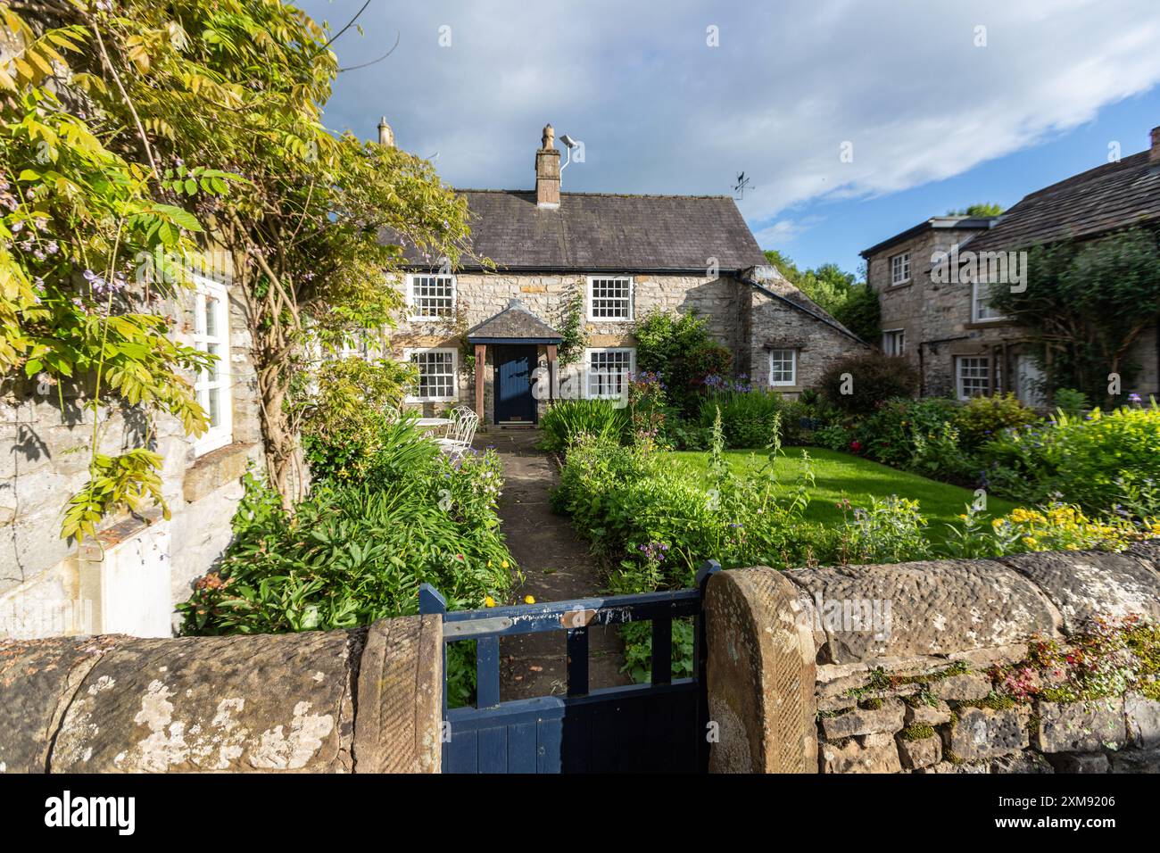 Chalets dans Church Road, village d'Ashford-in-the-Water paroisse civile dans le Derbyshire Peak District, Angleterre, Royaume-Uni Banque D'Images