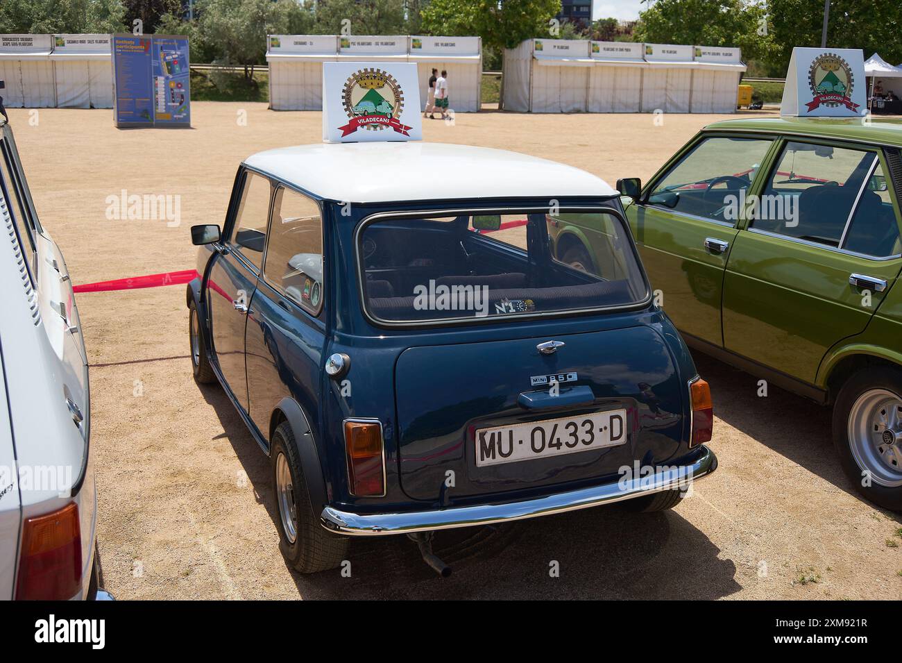 Viladecasn, ESPAGNE - 26 JUILLET 2024 : photo d'une Mini Cooper bleue classique avec toit blanc, garée sur un sol sablonneux. Parfait pour les amateurs de voitures anciennes Banque D'Images