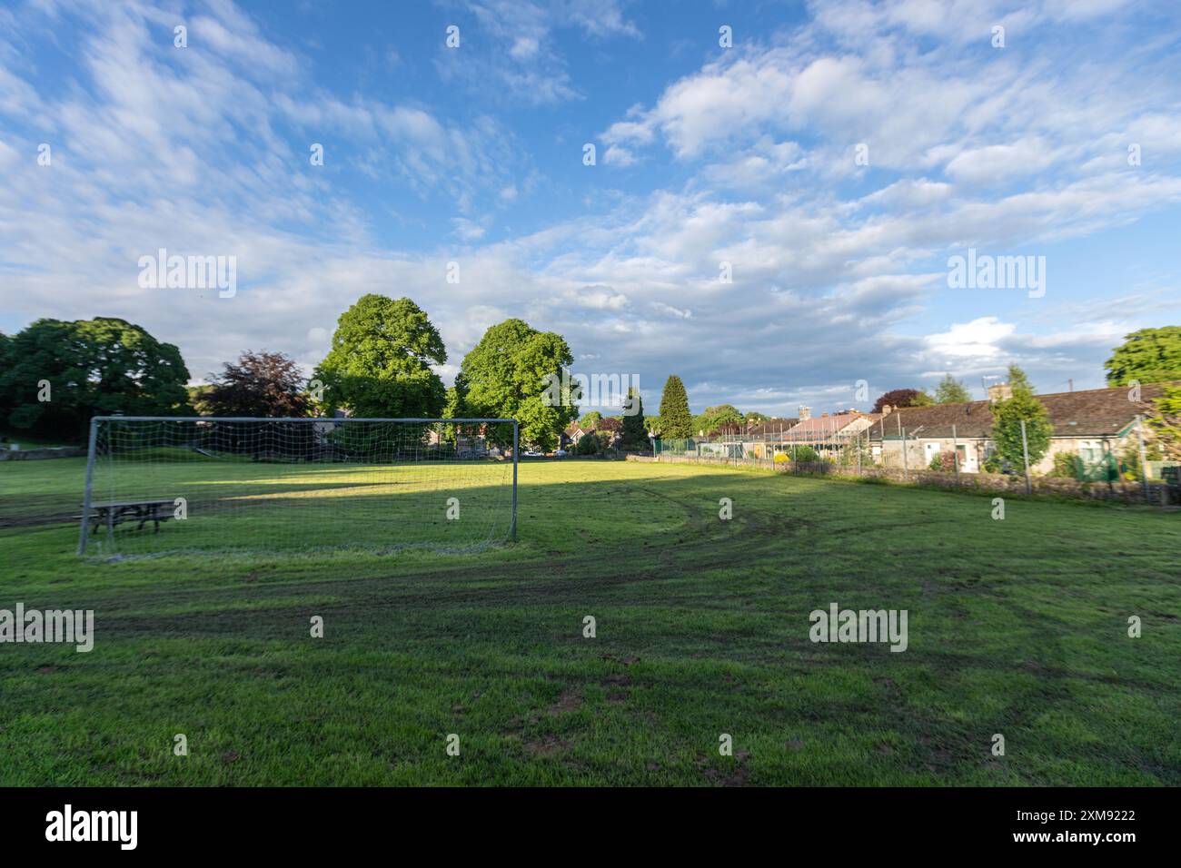 Terrain de football dans la paroisse civile du village d'Ashford-in-the-Water dans le Derbyshire Peak District, Angleterre, Royaume-Uni Banque D'Images