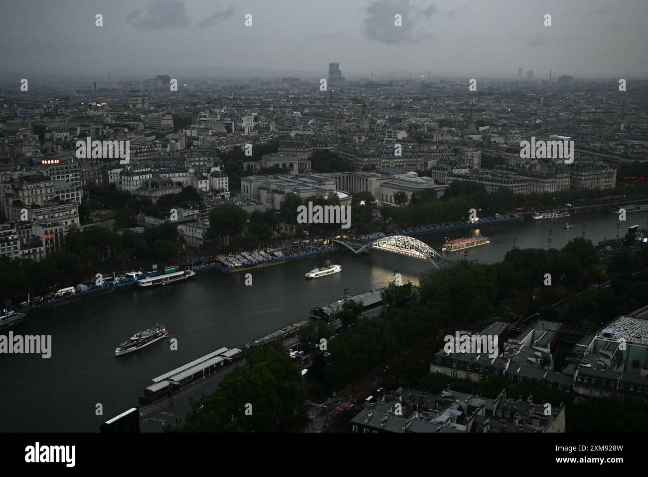 (240726) -- PARIS, 26 juillet 2024 (Xinhua) -- Un bateau (C) avec la délégation palestinienne et des délégations du Panama, de Papouasie-Nouvelle-Guinée et du Paraguay passe devant la passerelle Debilly sur la Seine lors de la cérémonie d'ouverture des Jeux Olympiques de Paris 2024 à Paris le 26 juillet 2024. (Luis Robayo/AFP/Pool via Xinhua) Banque D'Images