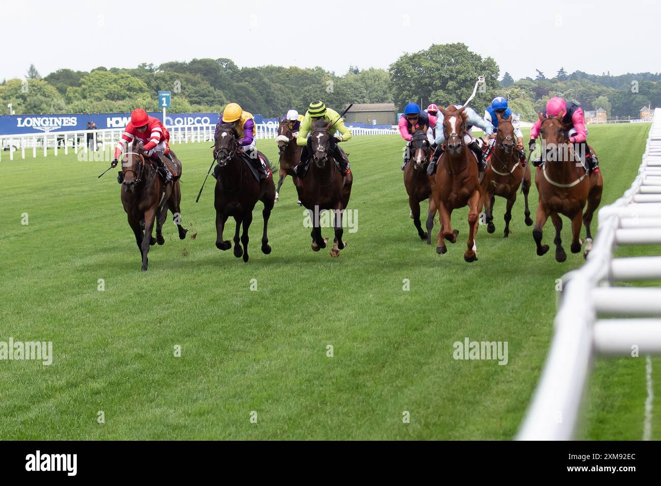 Ascot, Royaume-Uni. 26 juillet 2024. Horse Billy Mill (R) monté par le jockey Saffie Osborne (soie rose) remporte les Chapel Down handicap Stakes à Ascot Racecourse dans le Berkshire lors de la réunion de course QIPCO King George vendredi. Propriétaire Canisbay Bloodstock, entraîneur Rod Millman, Cullompton. Éleveur Mr & Mrs J R Worboys, sponsor Millman Racing Club, Rod Millman Racing Ltd, Fleedwood Developments Ltd Crédit : Maureen McLean/Alamy Live News Banque D'Images