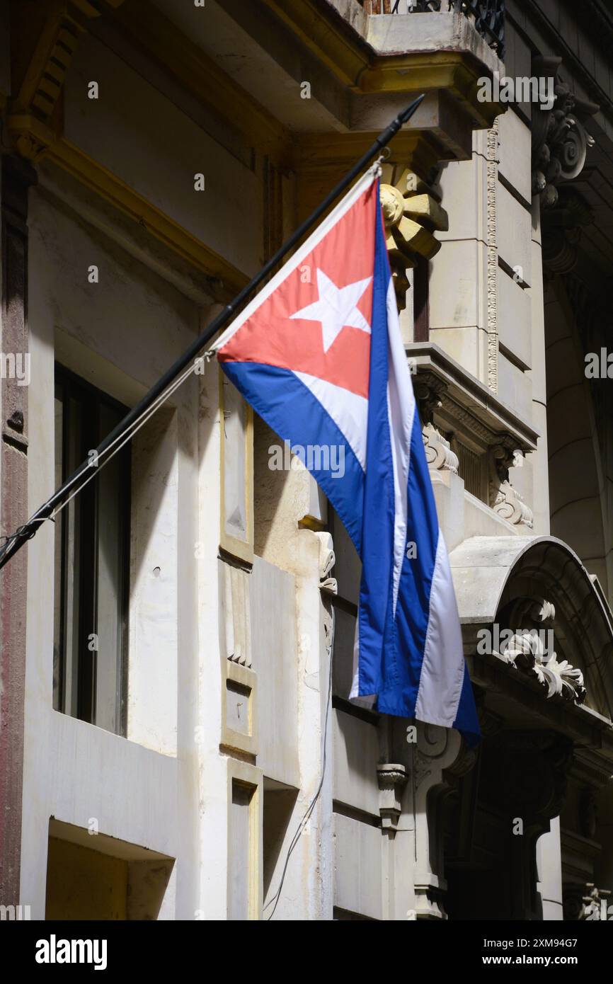 Le drapeau national de Cuba est accroché à un bâtiment à la Havane, Cuba. Banque D'Images