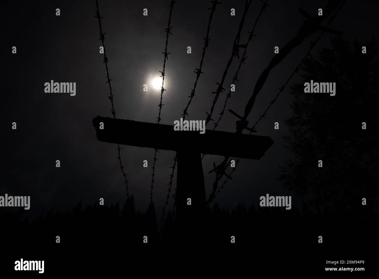 Vestige du rideau de fer, barbelé, symbole d'un âge sombre avec le soleil derrière les nuages à l'ancien passage frontalier Bayerisch Eisenstein, Bas-Bavar Banque D'Images