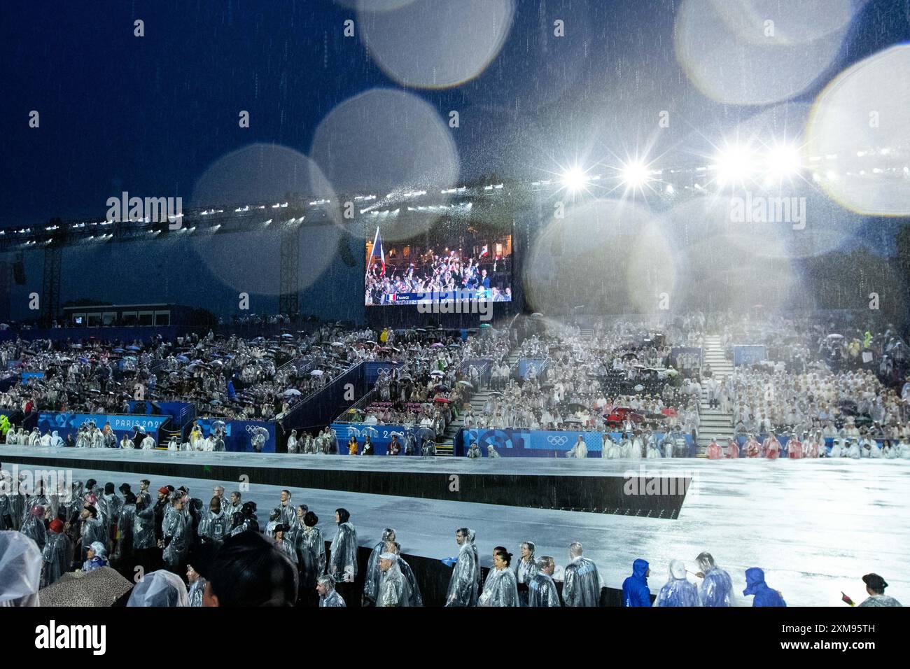 Zuschauer / Ehrengaeste im Regen im Regenponcho, FRA, Olympische Spiele Paris 2024, Eroeffnungsfeier, cérémonie d'ouverture, 26.07.2024 Foto : Eibner-Pressefoto/Roger Buerke Banque D'Images
