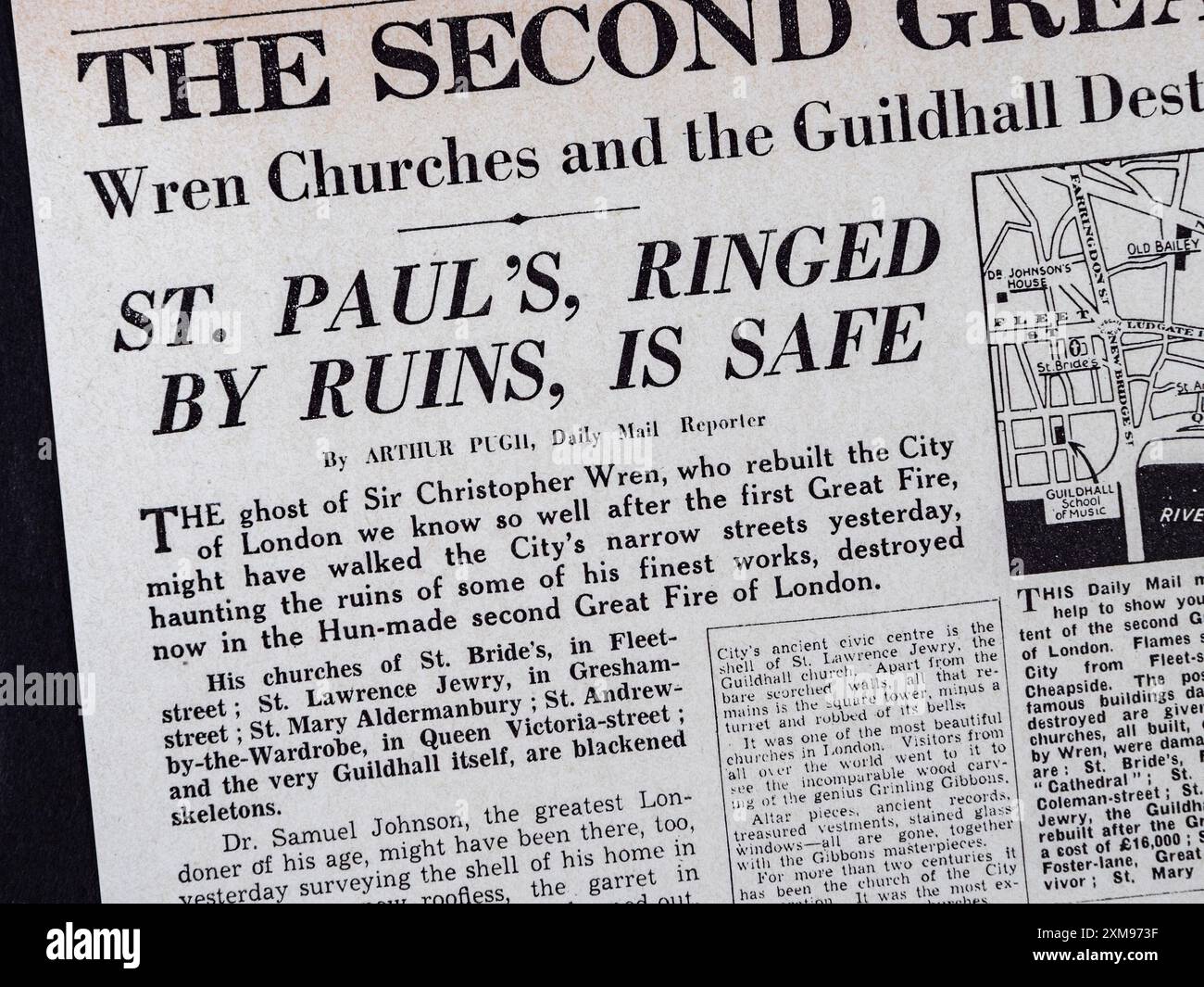 'St Pauls, cerné par des ruines, est sûr' titre dans le Daily mail (réplique), 31 décembre 1940. Banque D'Images